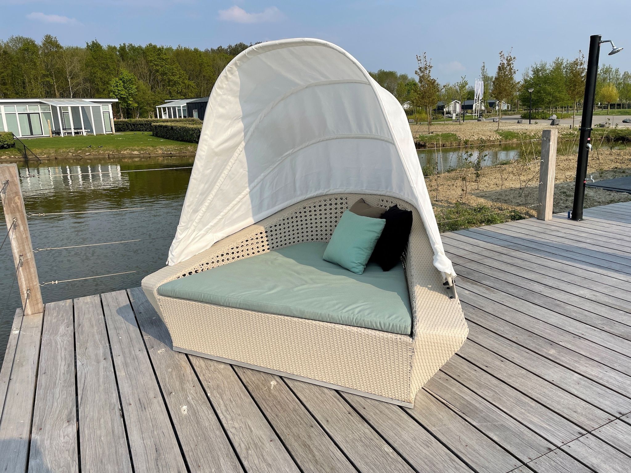 Het terras van Water Resort Oosterschelde 12 in Wemeldinge