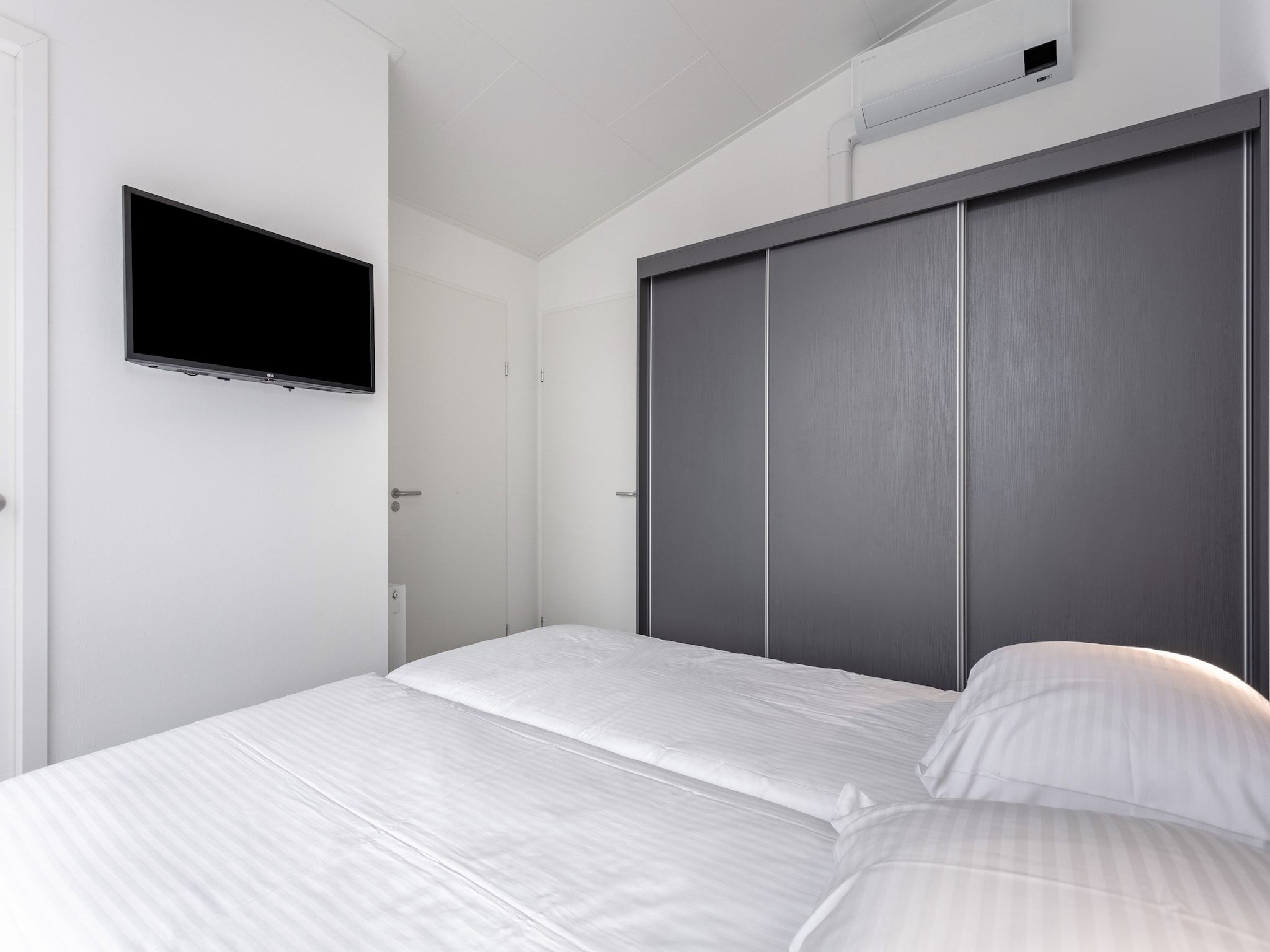 Een slaapkamer van Water Resort Oosterschelde 12 in Wemeldinge