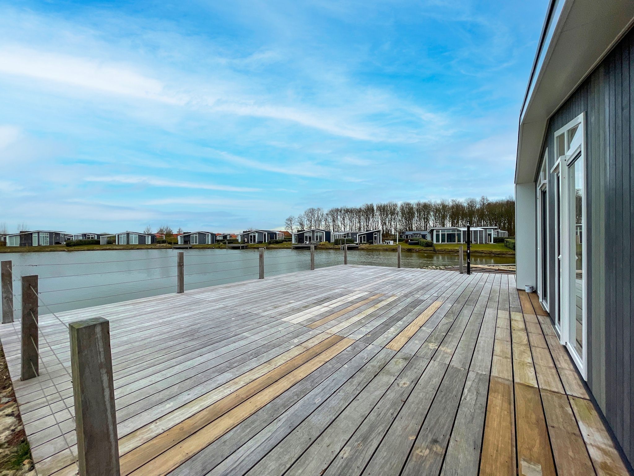 Het terras van Water Resort Oosterschelde 12 in Wemeldinge