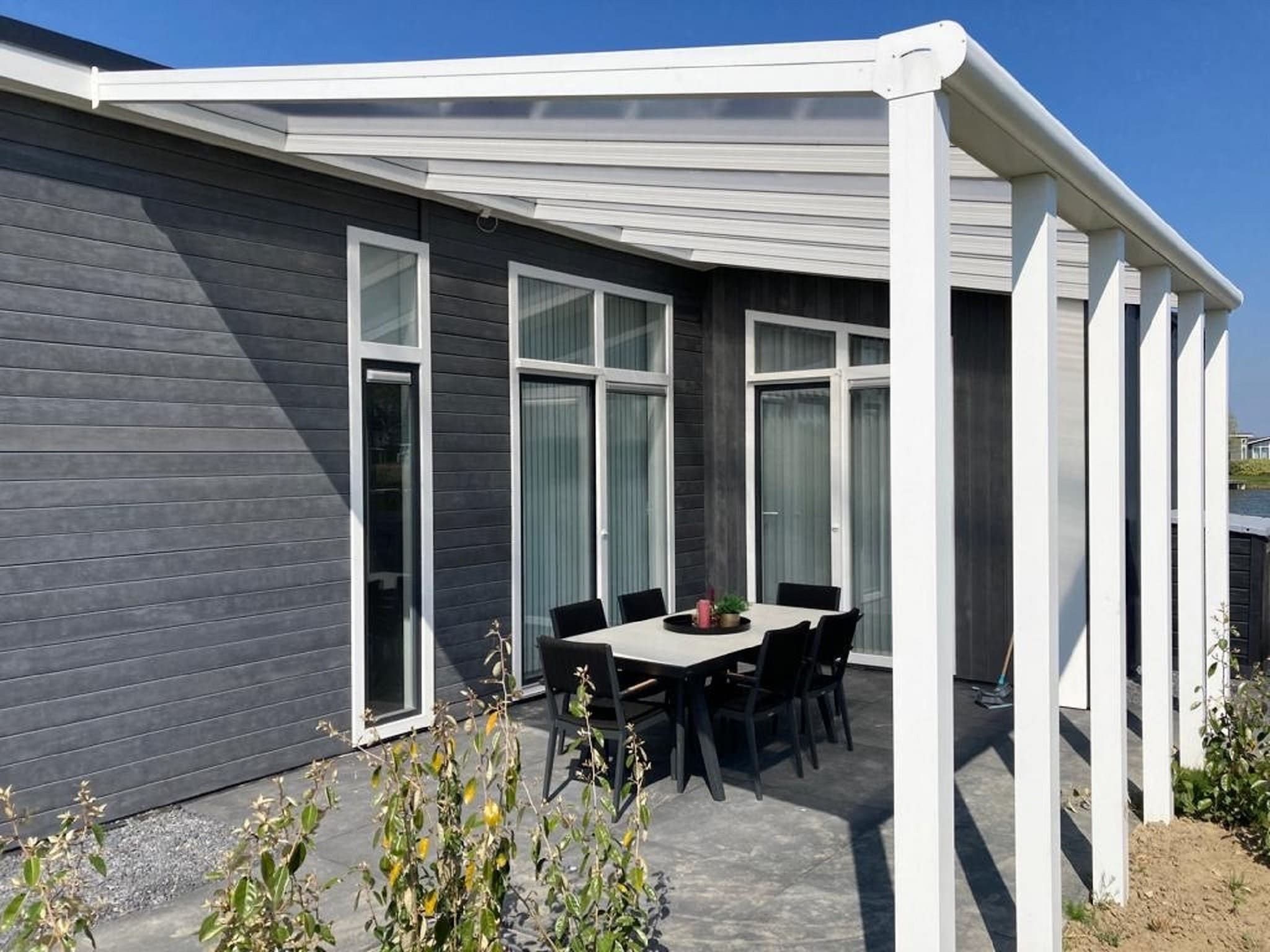 Het terras van Water Resort Oosterschelde 12 in Wemeldinge