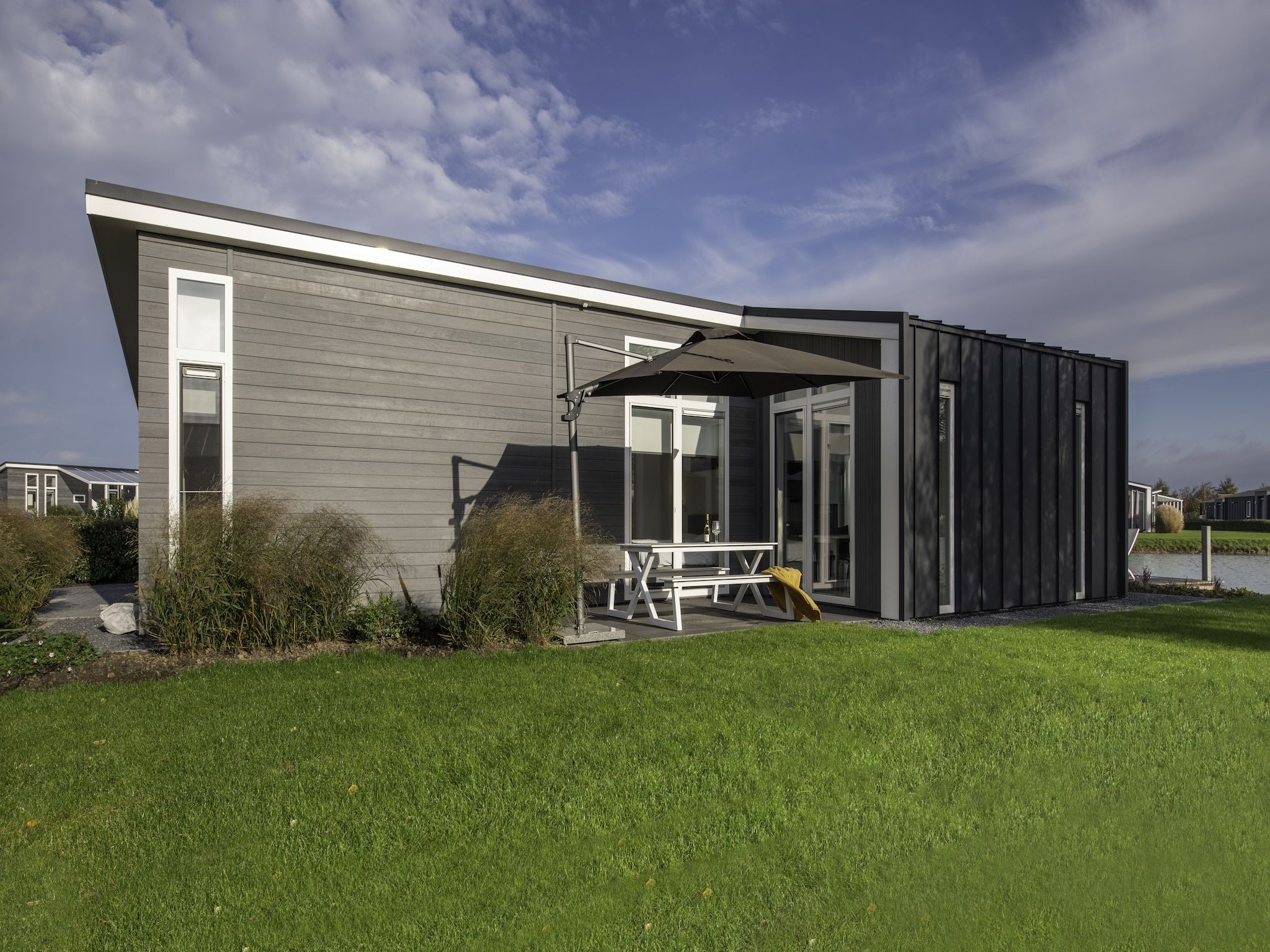 De buitenkant van Water Resort Oosterschelde 28 in Wemeldinge