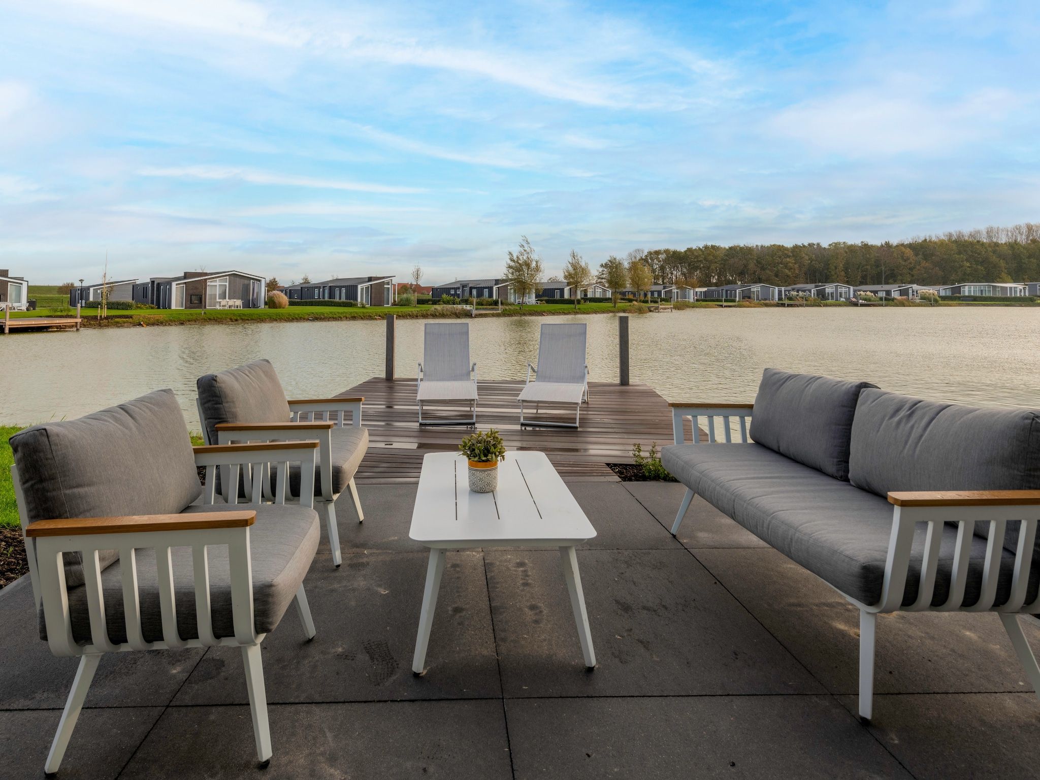 Het terras van Water Resort Oosterschelde 28 in Wemeldinge