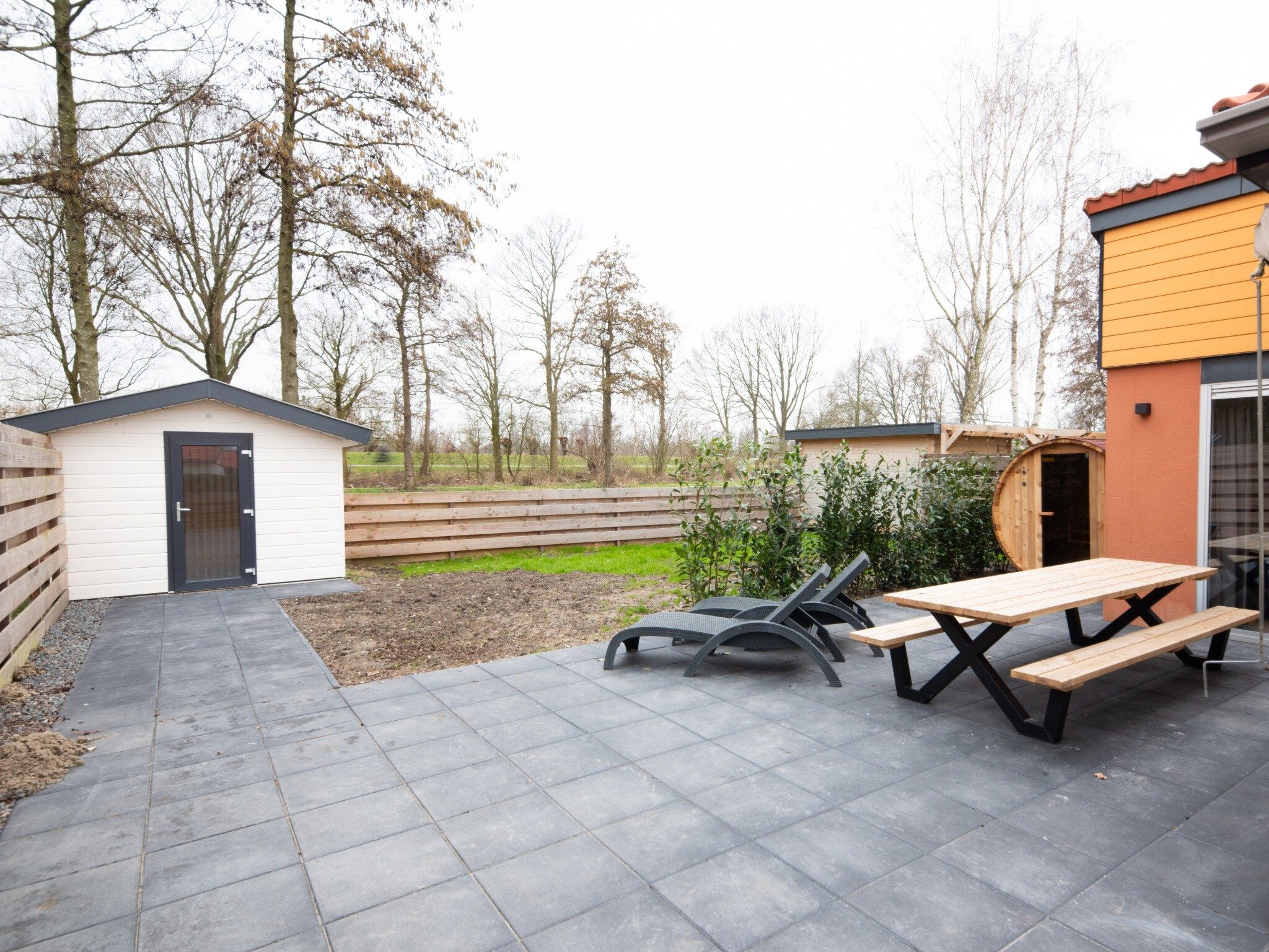 De tuin van 6 pers Welness huis 85 in Zevenhuizen