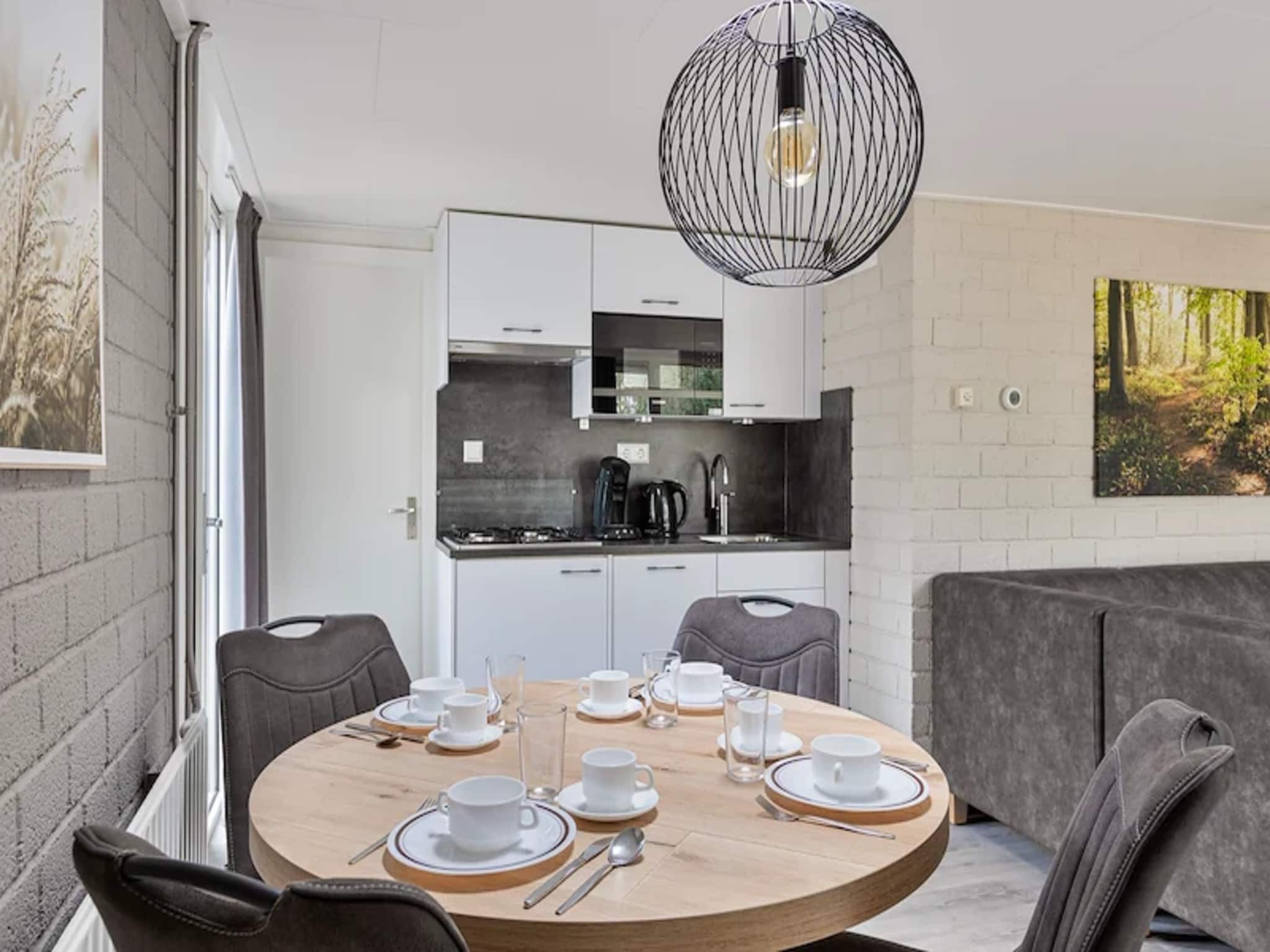 De eetkamer van Vakantiepark de Berkenhorst 13 in Kootwijk