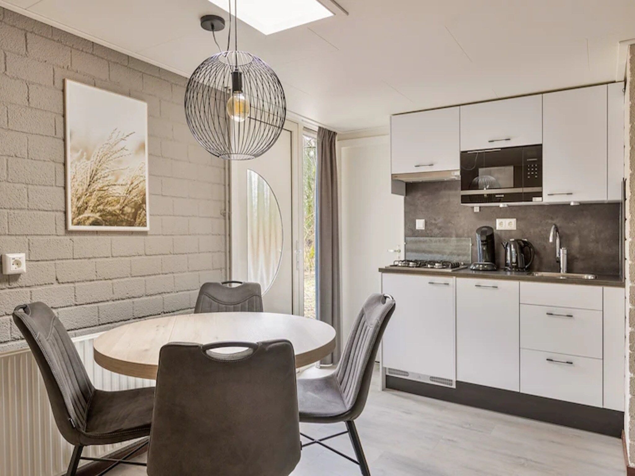 De eetkamer van Vakantiepark de Berkenhorst 13 in Kootwijk