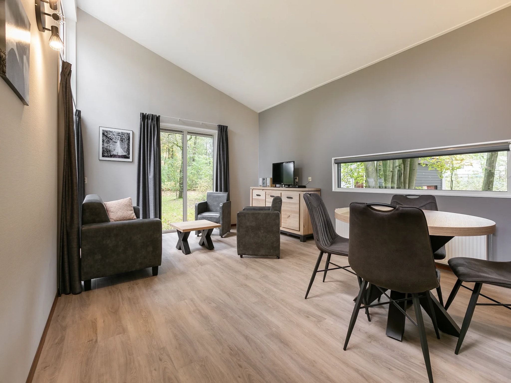 De eetkamer van Vakantiepark de Berkenhorst 14 in Kootwijk