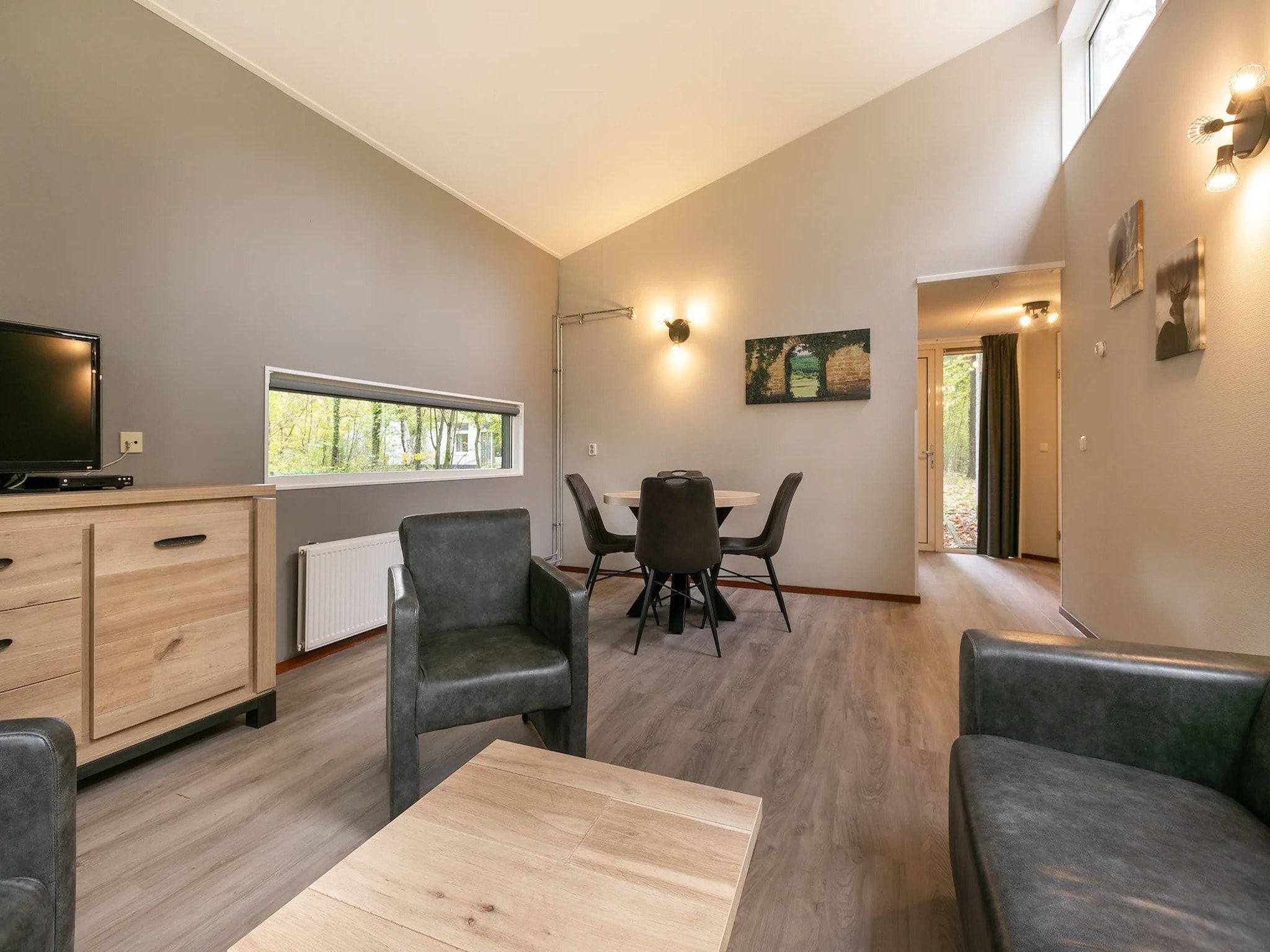 De woonkamer van Vakantiepark de Berkenhorst 14 in Kootwijk