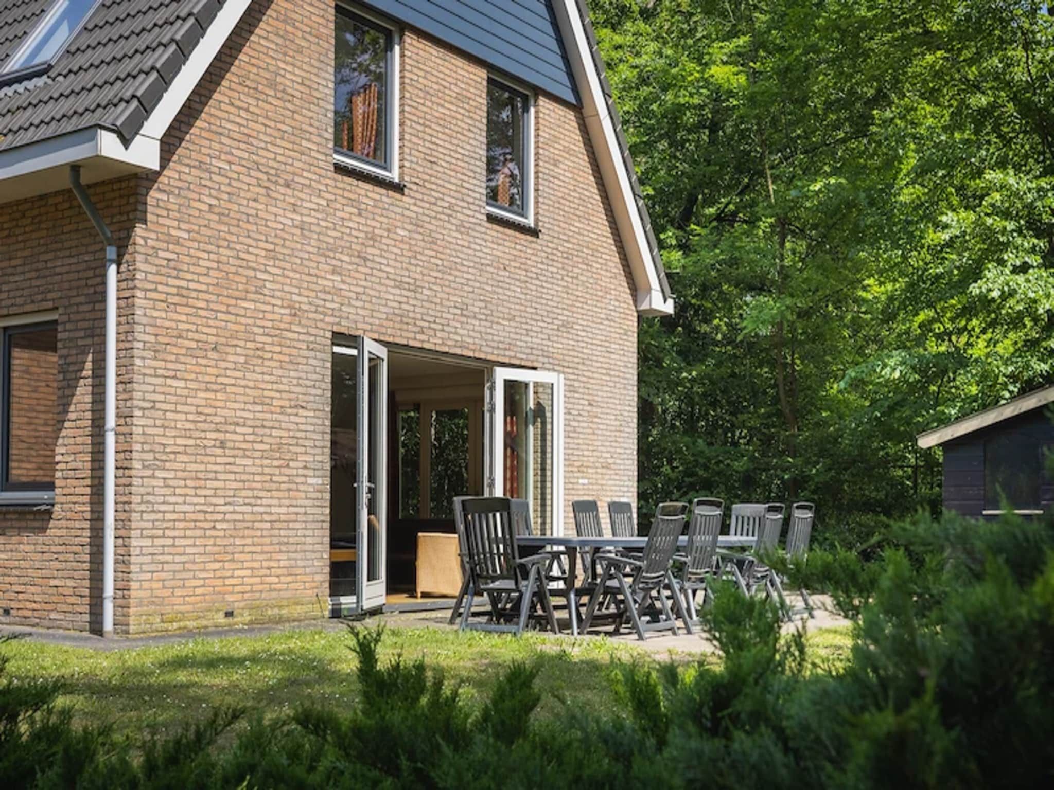 Het terras van Vakantiepark de Berkenhorst 15 in Kootwijk