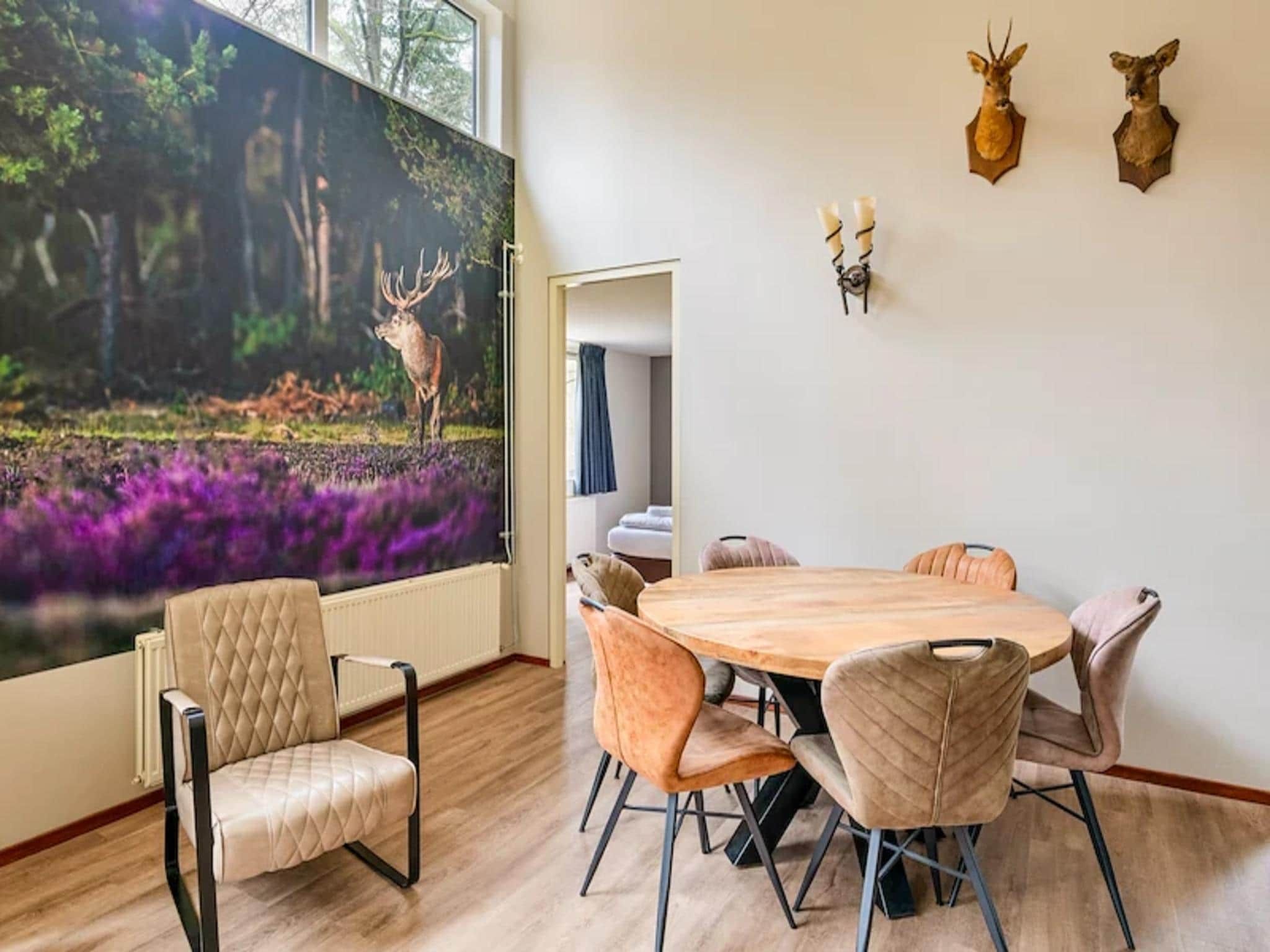 De eetkamer van Vakantiepark de Berkenhorst 17 in Kootwijk