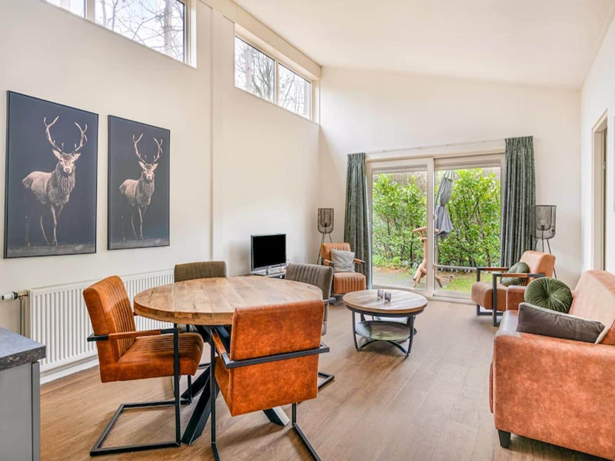 De woonkamer van Vakantiepark de Berkenhorst 17 in Kootwijk