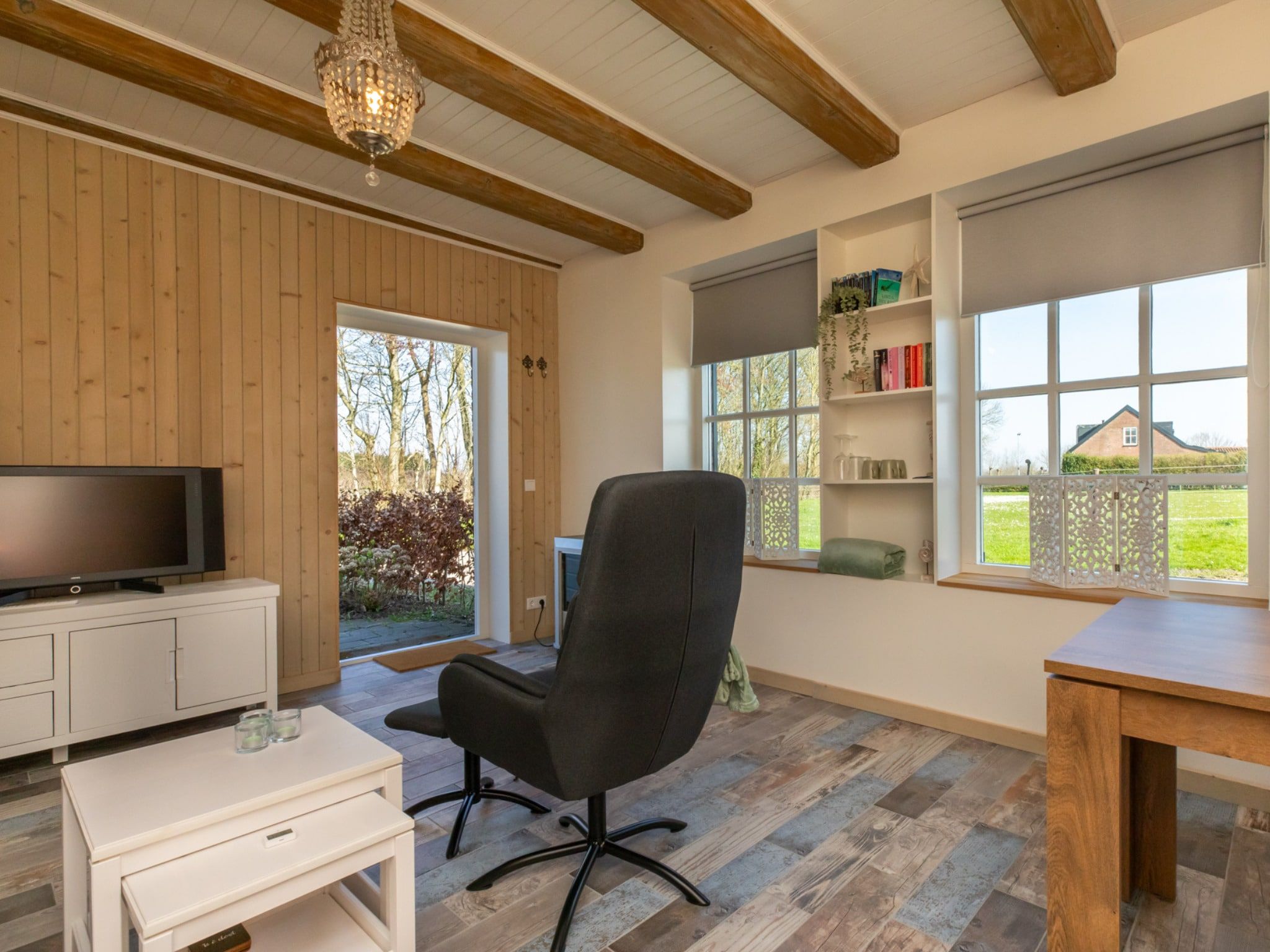 De woonkamer van Verkorte Groeneweg 2 in Koudekerke