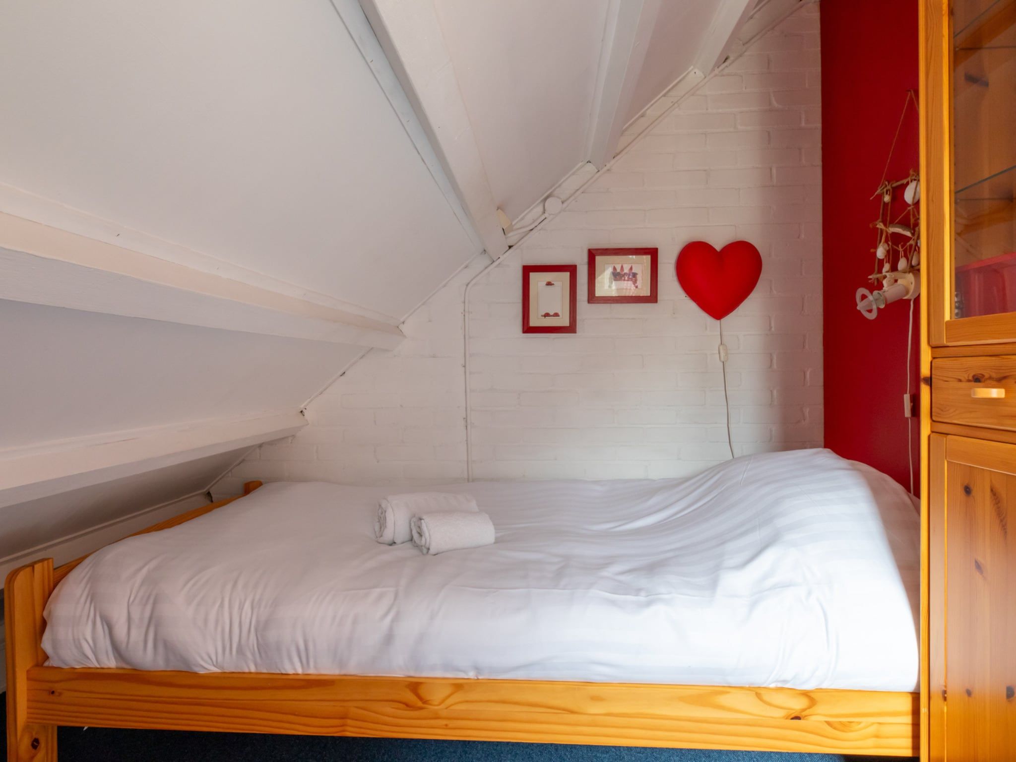 Een slaapkamer van De Haaijmanweg 5  Burgh Haamstede 'Huisje 86' in Burgh-Haamstede