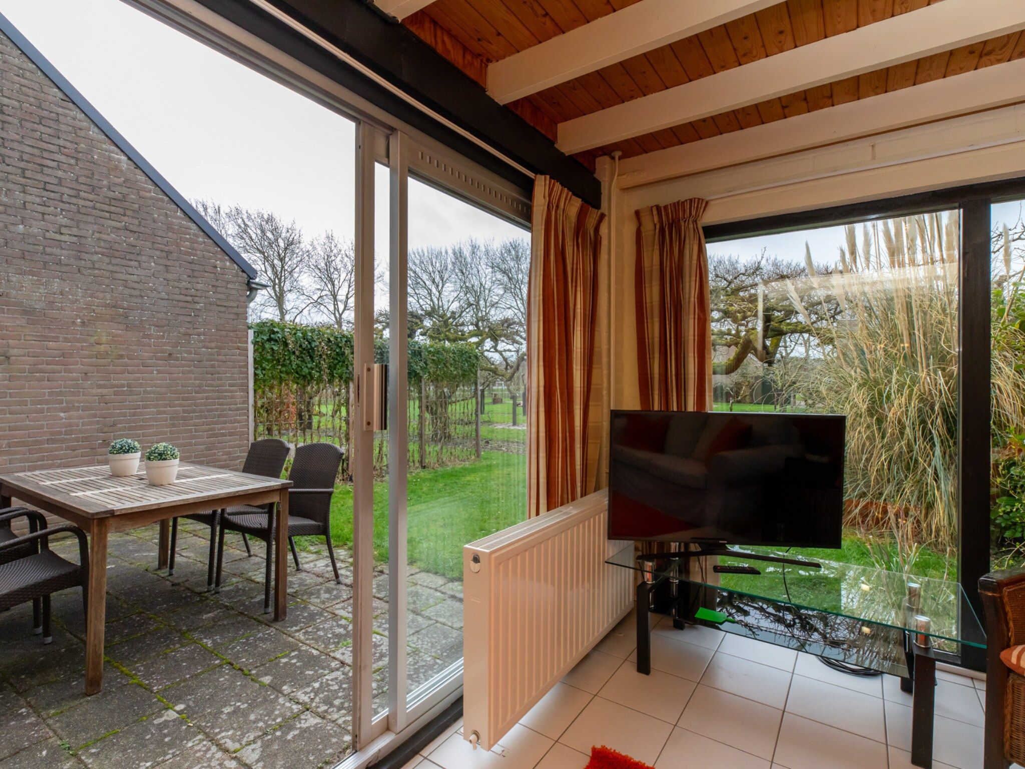 De woonkamer van De Haaijmanweg 5  Burgh Haamstede 'Huisje 86' in Burgh-Haamstede