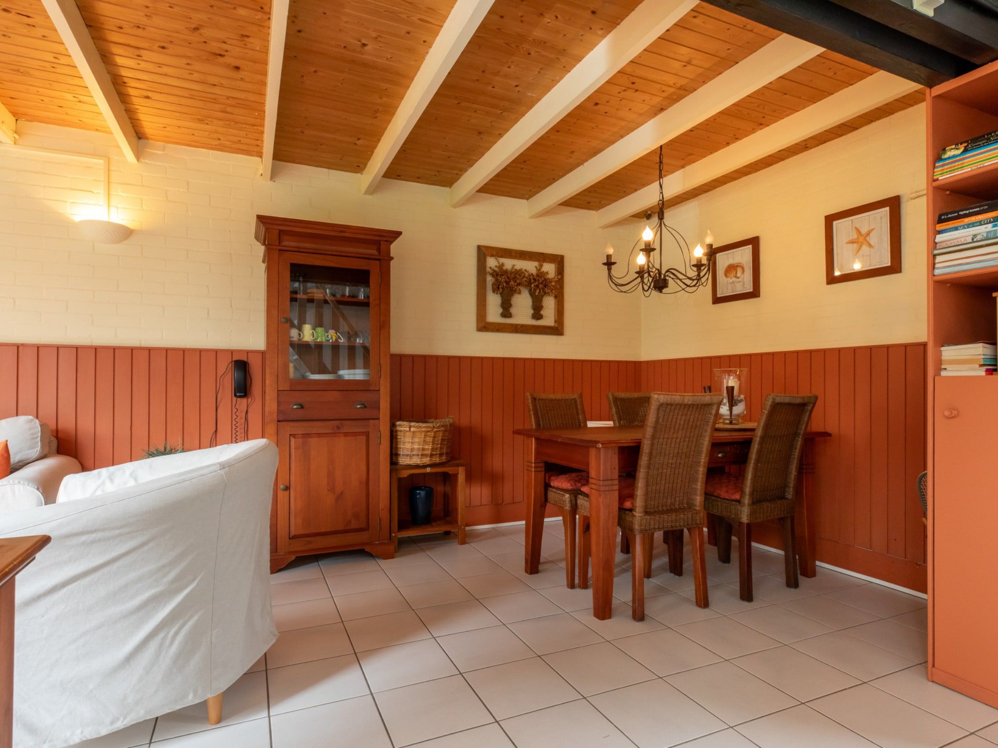 De eetkamer van De Haaijmanweg 5  Burgh Haamstede 'Huisje 86' in Burgh-Haamstede