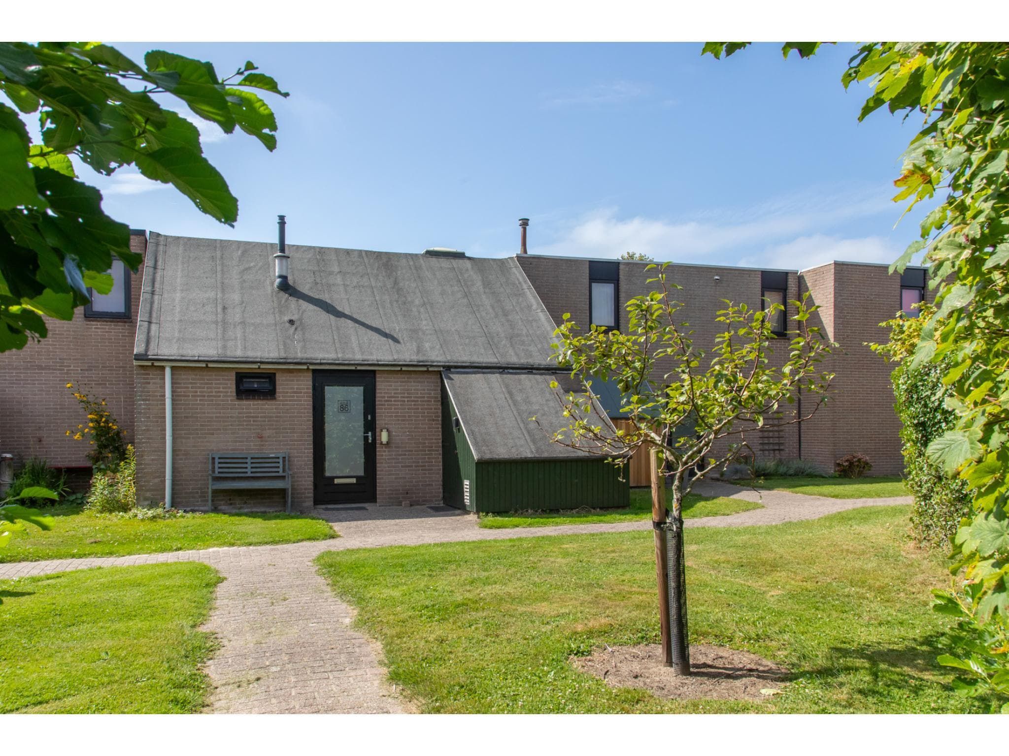 De buitenkant van De Haaijmanweg 5  Burgh Haamstede 'Huisje 86' in Burgh-Haamstede