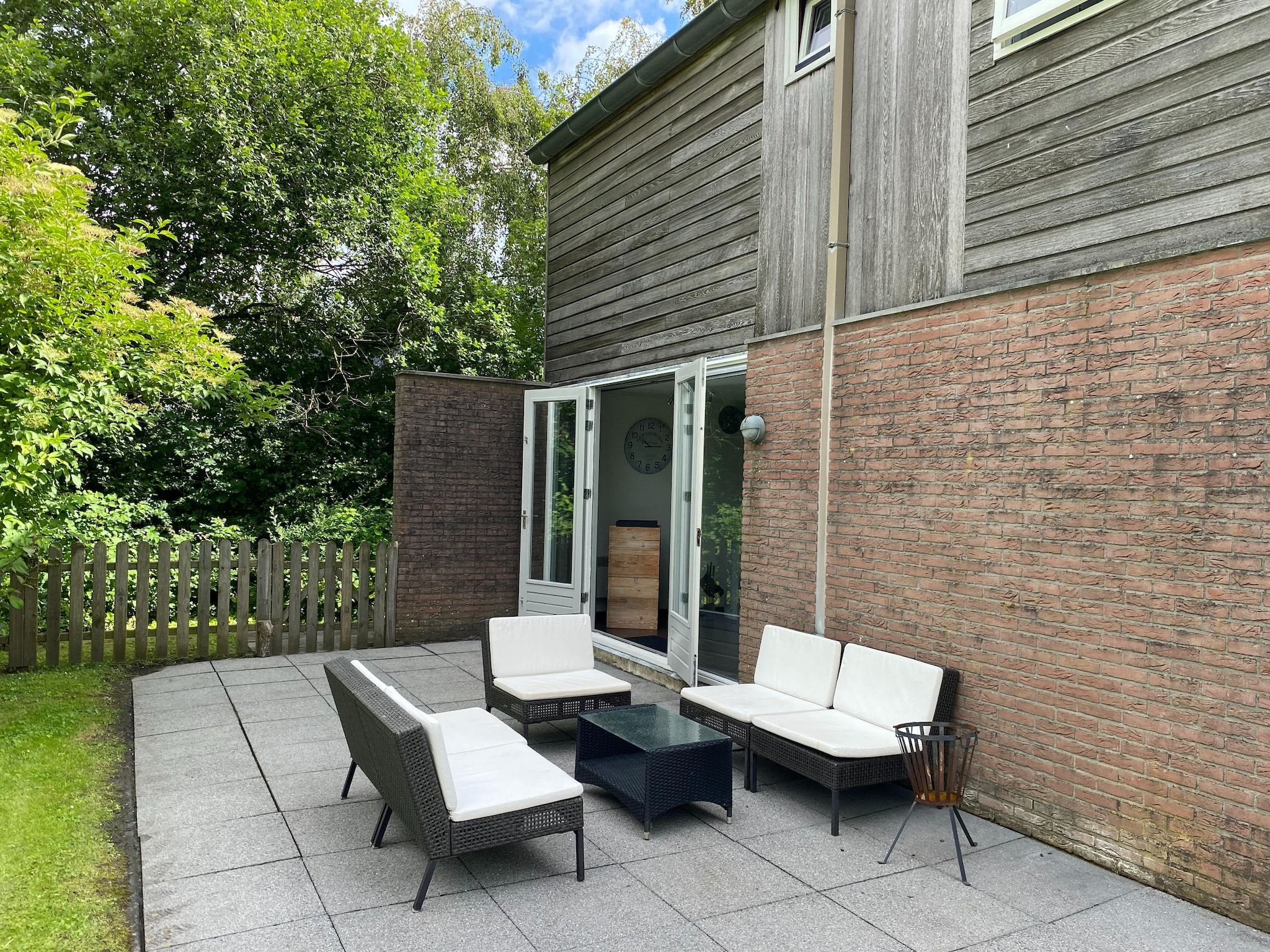 Het terras van Yné Lijte 68 in Grou