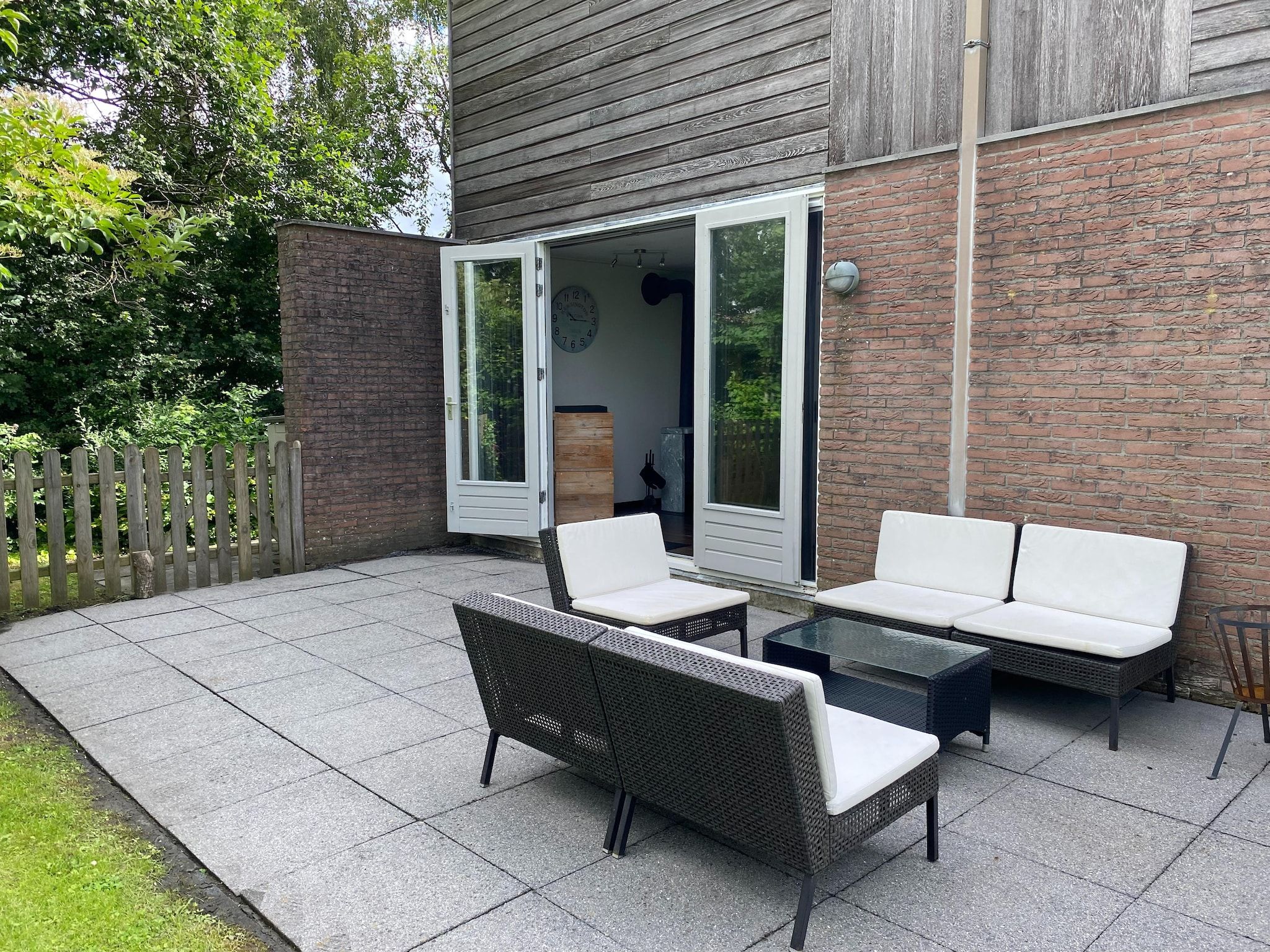 Het terras van Yné Lijte 68 in Grou