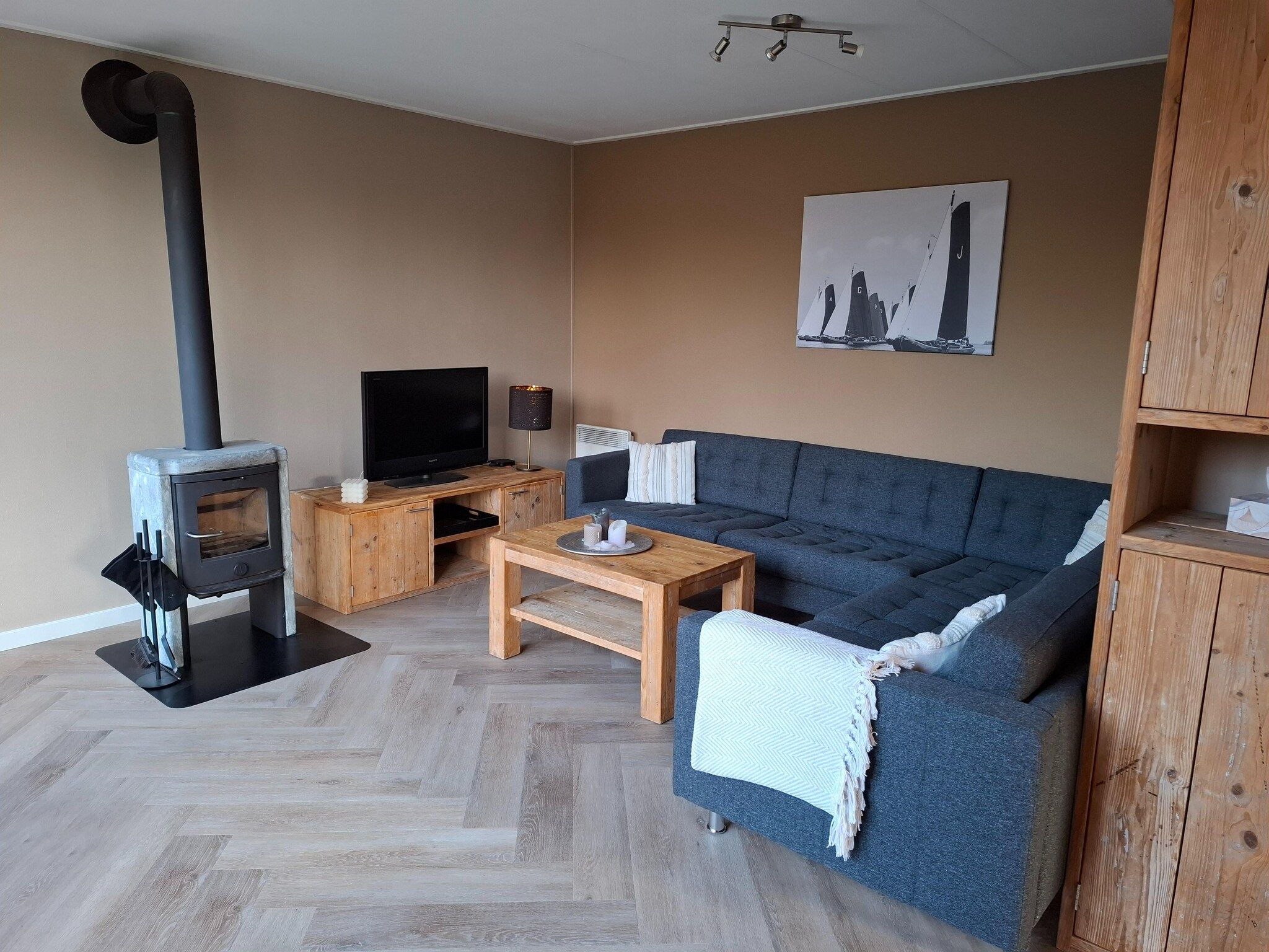 De woonkamer van Yné Lijte 68 in Grou