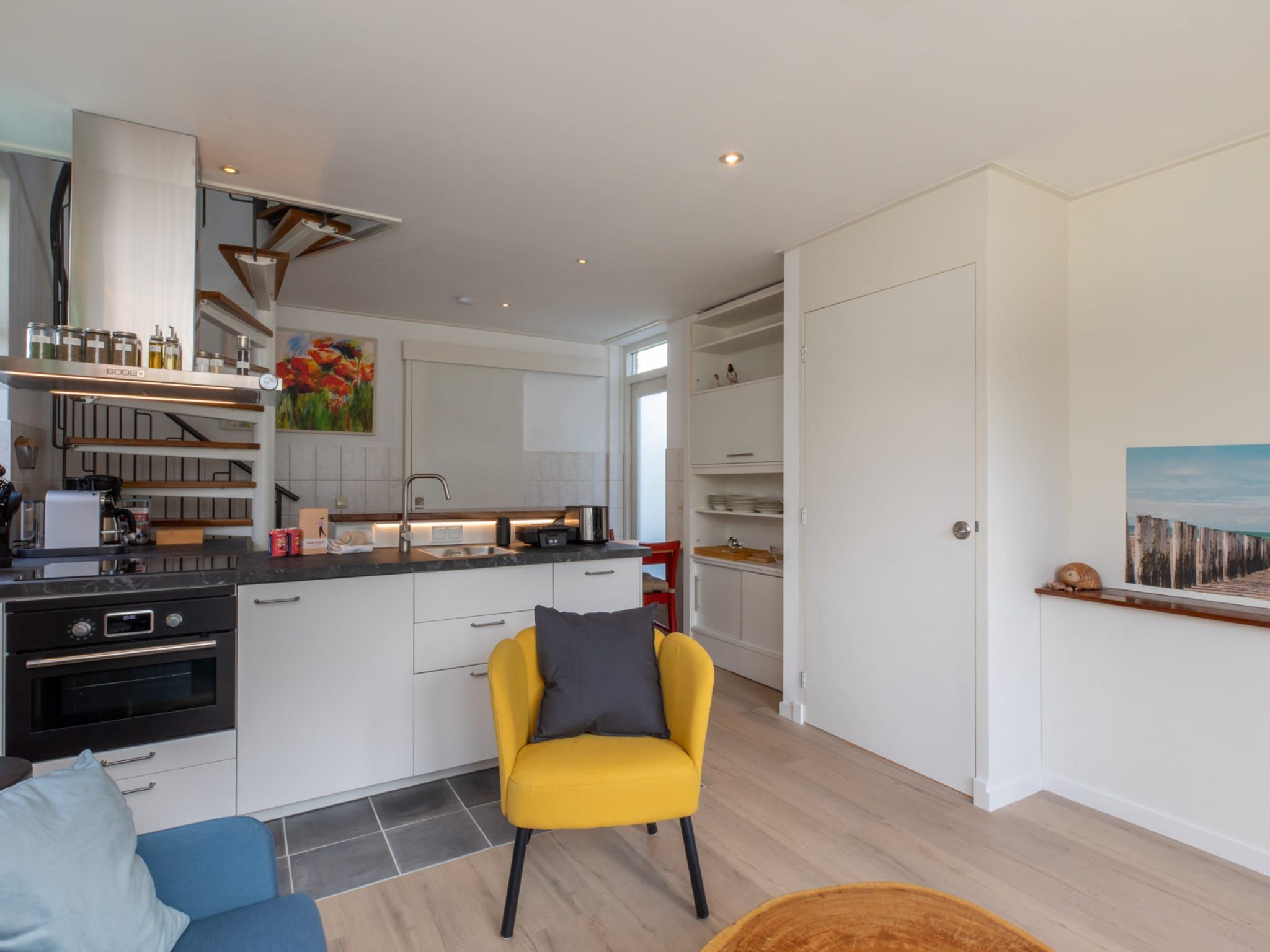 De woonkamer van Villa Querina in Koudekerke