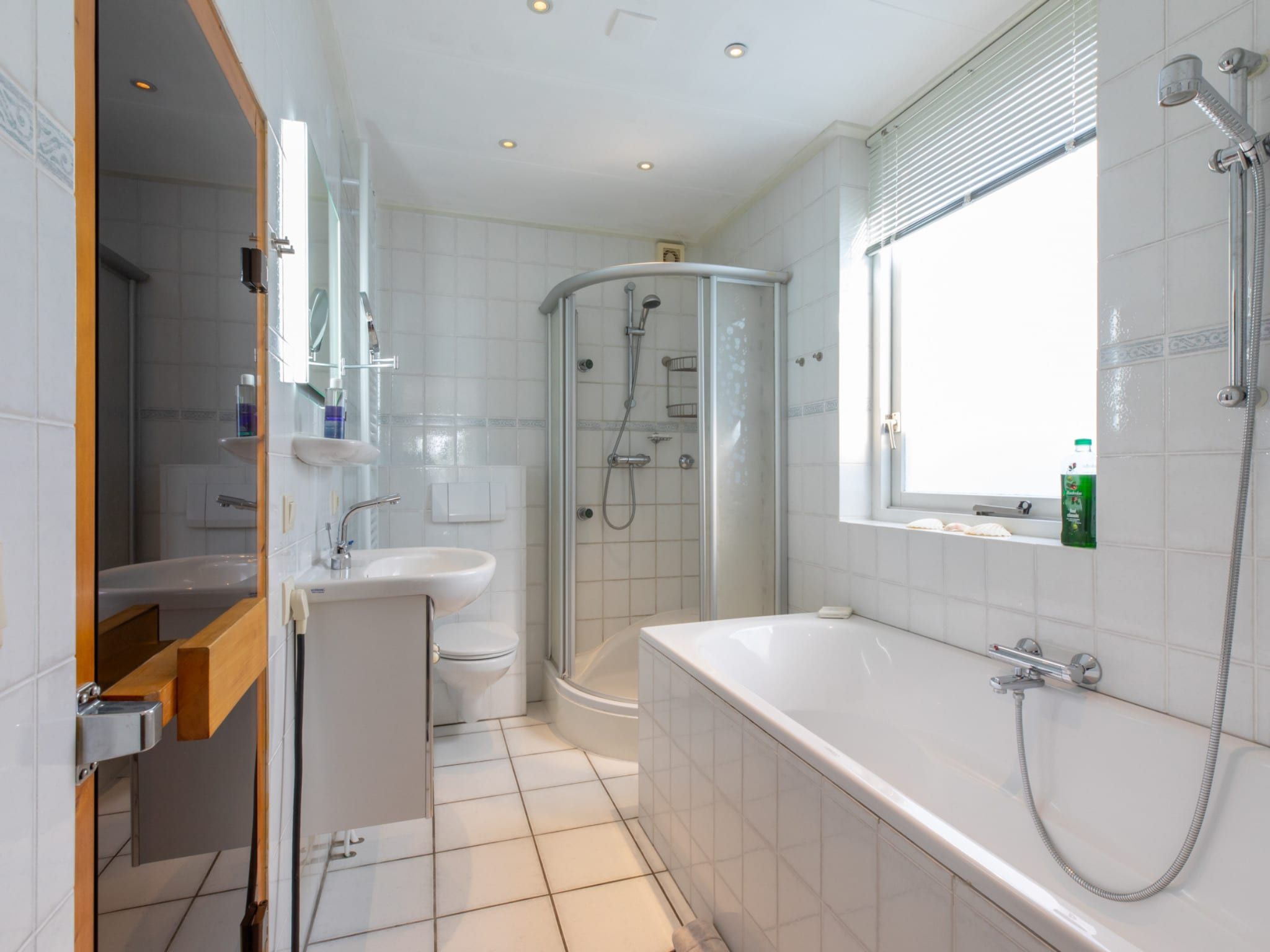 De badkamer van Villa Querina in Koudekerke