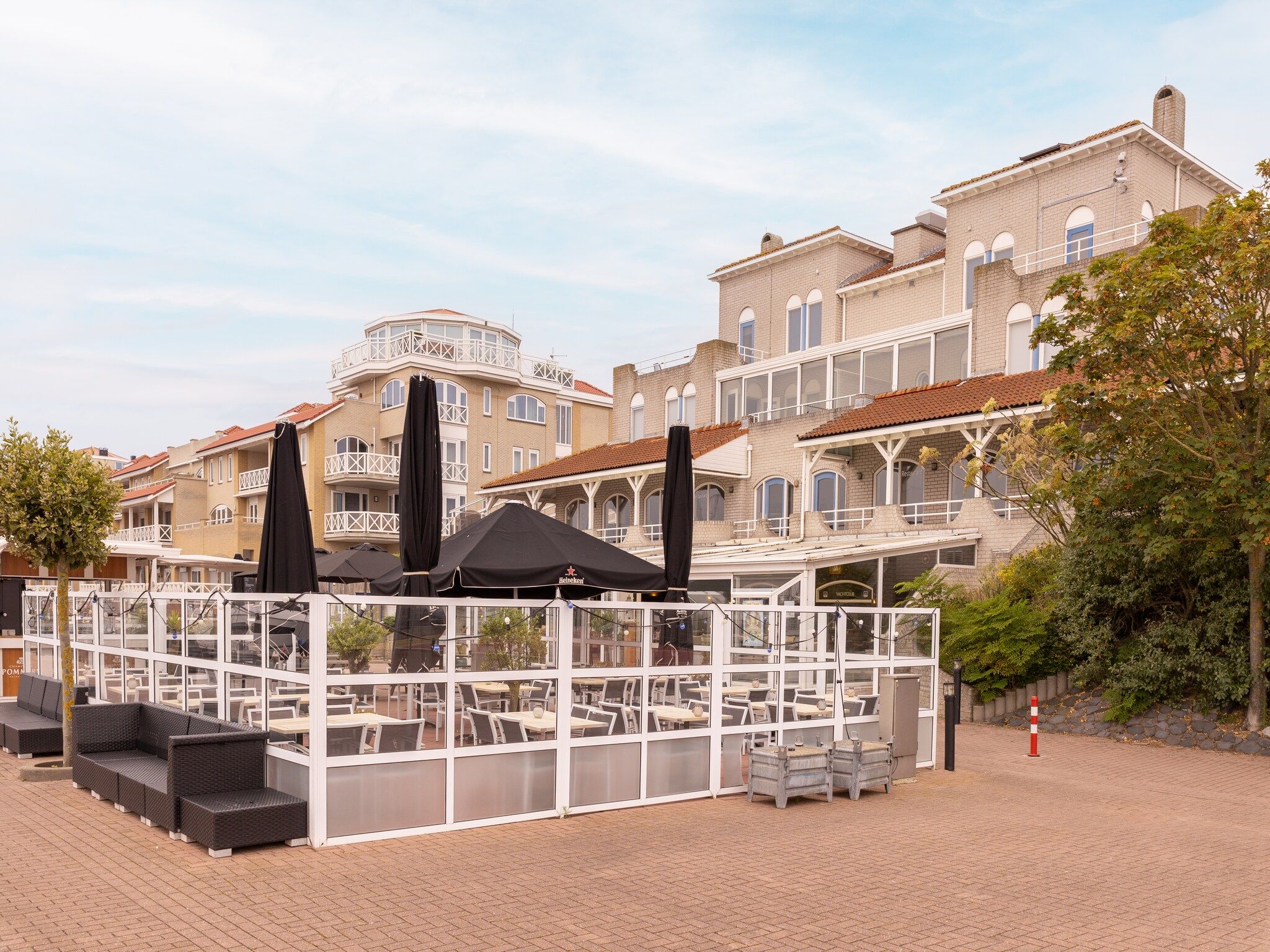 De buitenkant van Marina Port Zélande 1 in Ouddorp