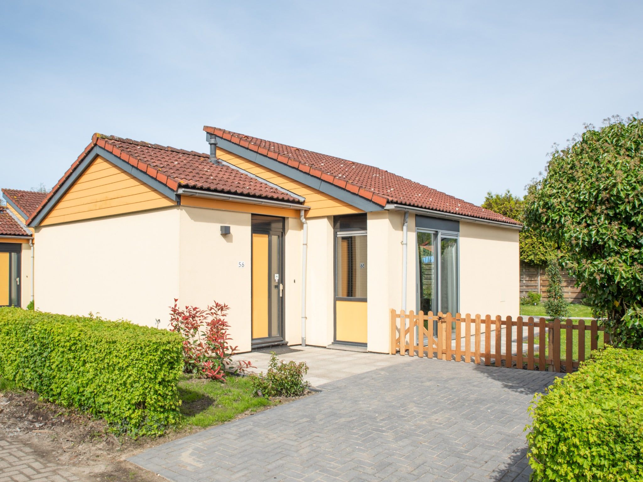 De buitenkant van Comfort bungalow – Max 6 personen – nummer 56 in Zevenhuizen