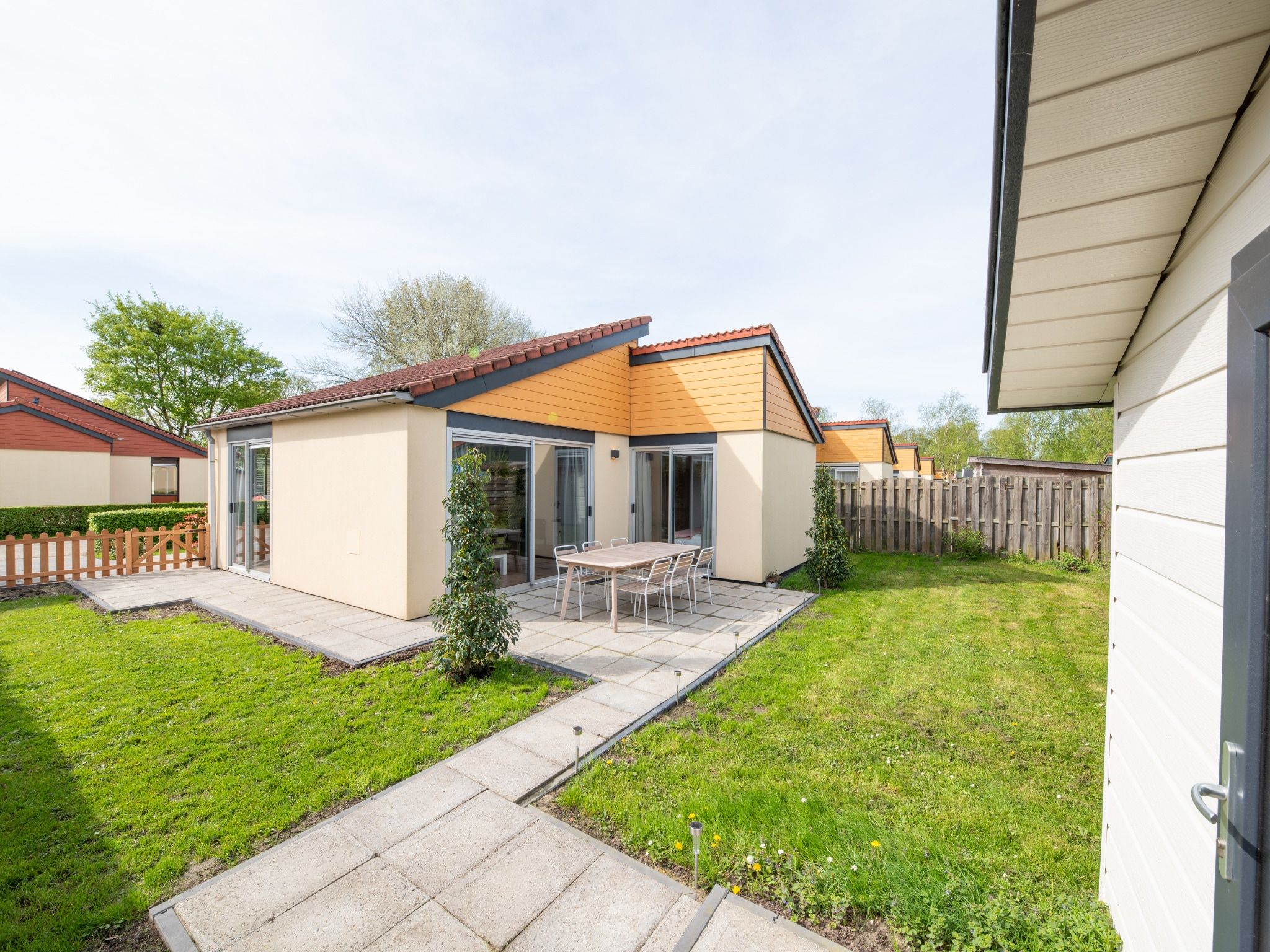 De tuin van Comfort bungalow – Max 6 personen – nummer 56 in Zevenhuizen