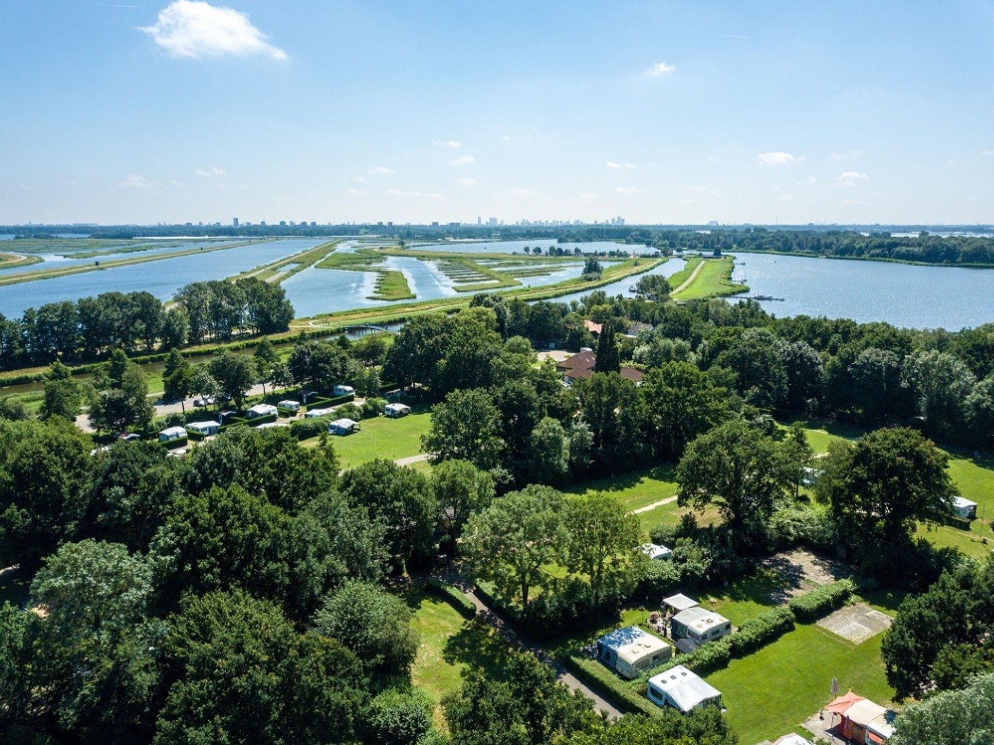 Premium bungalow – max 4 personen – nummer 107 in Zevenhuizen - Foto 14 van 40