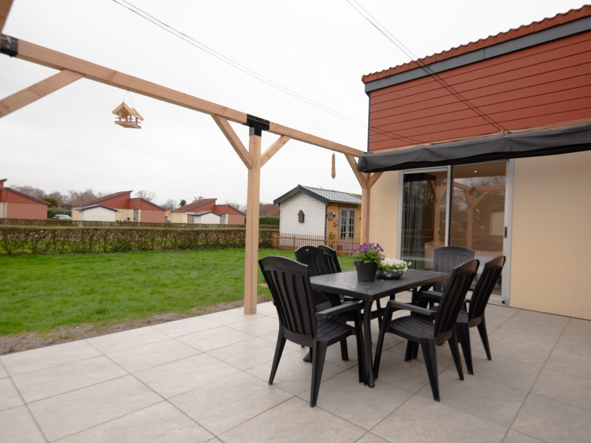Het terras van Luxe bungalow – Max 6 personen – Nummer 53 in Zevenhuizen
