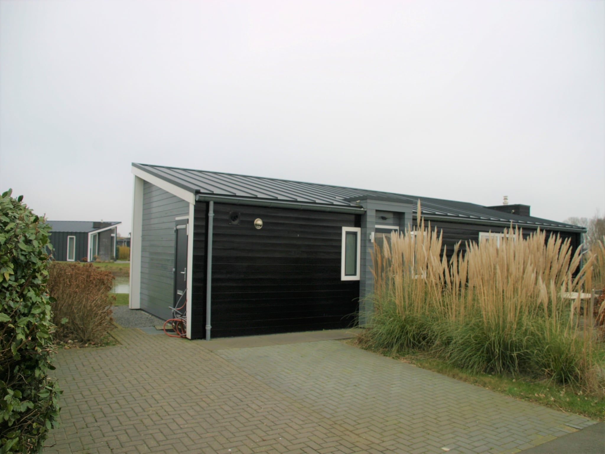 De buitenkant van Water Resort Oosterschelde 32 in Wemeldinge