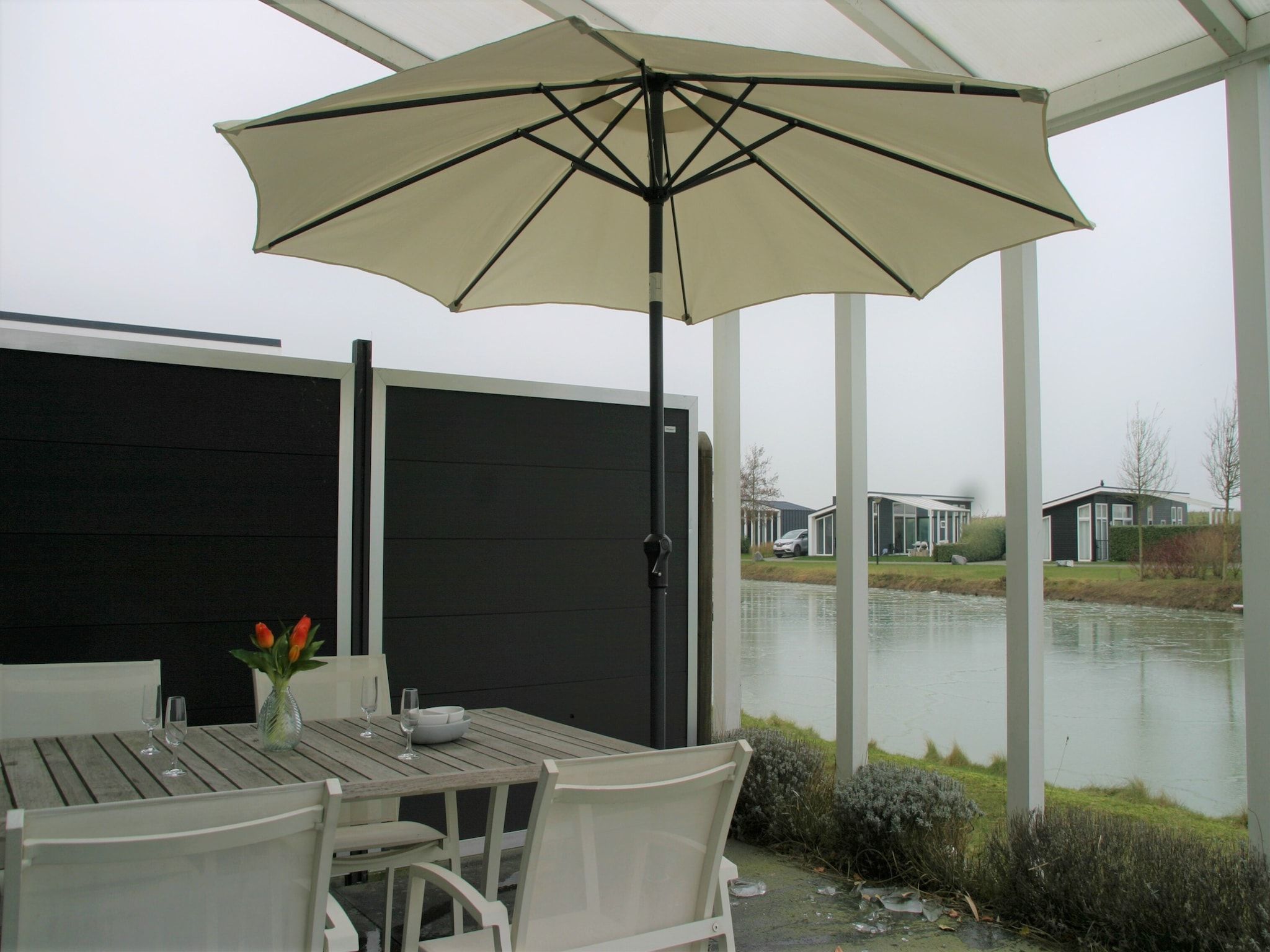 Het terras van Water Resort Oosterschelde 32 in Wemeldinge