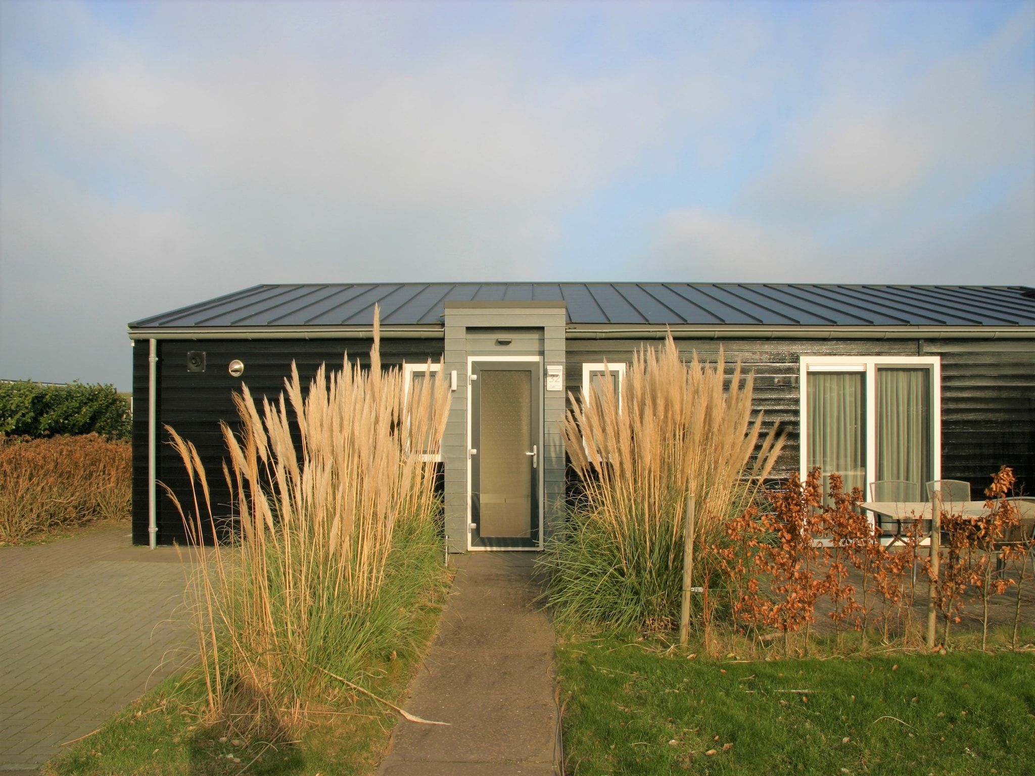 De buitenkant van Water Resort Oosterschelde 32 in Wemeldinge