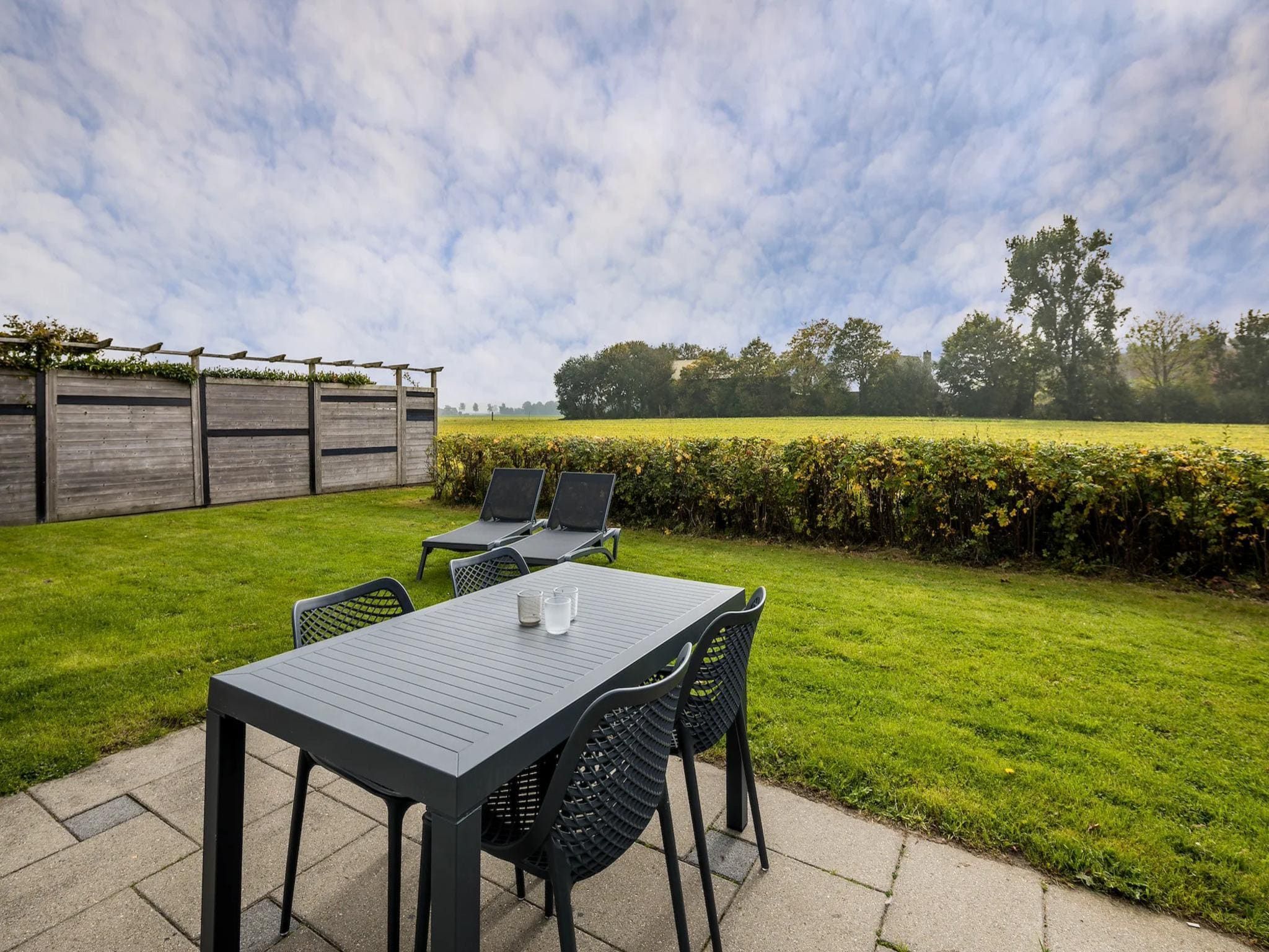 Het terras van Vakantiepark Zeeland Village 5 in Scharendijke