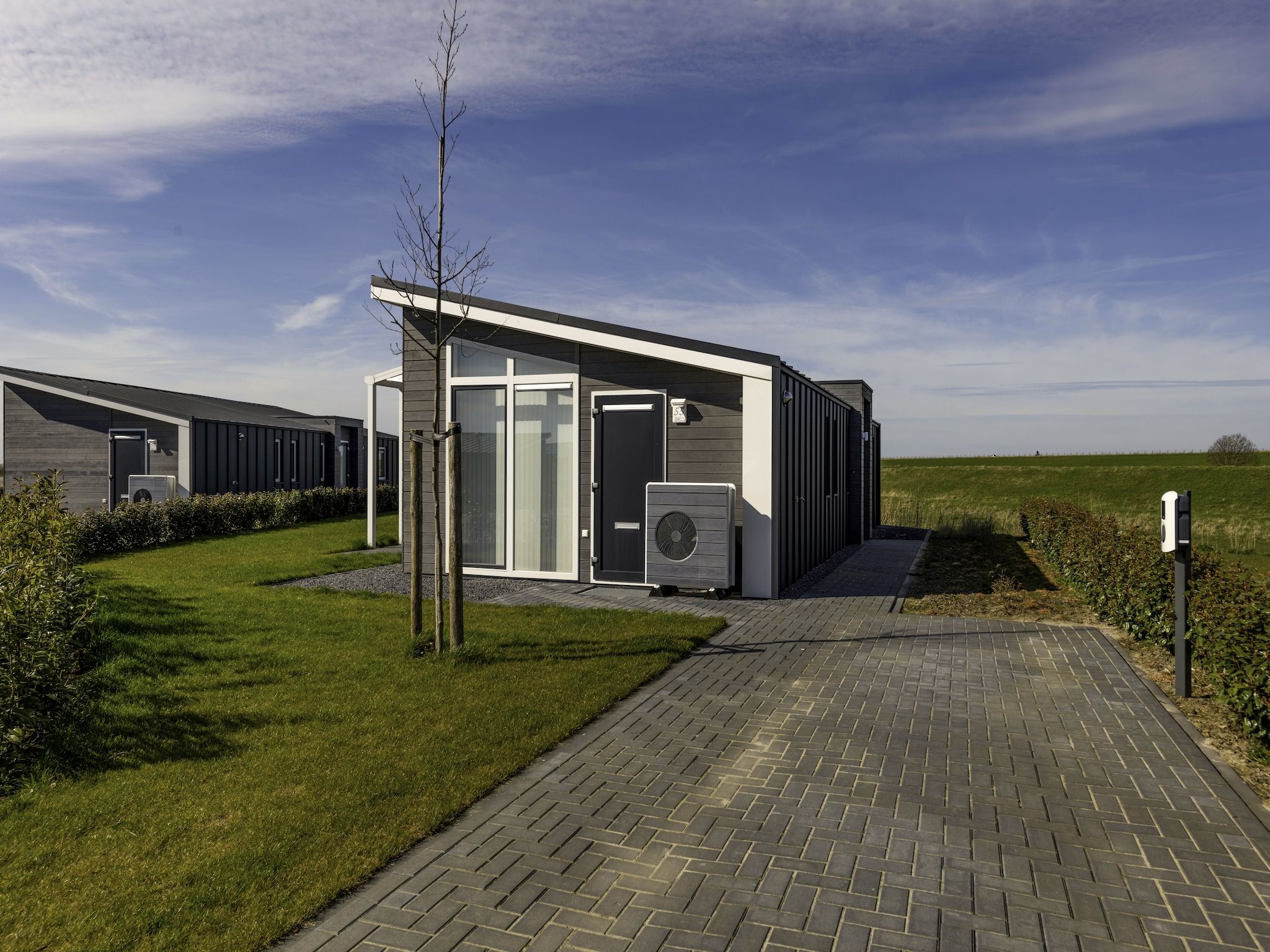 De buitenkant van Water Resort Oosterschelde 55 in Wemeldinge