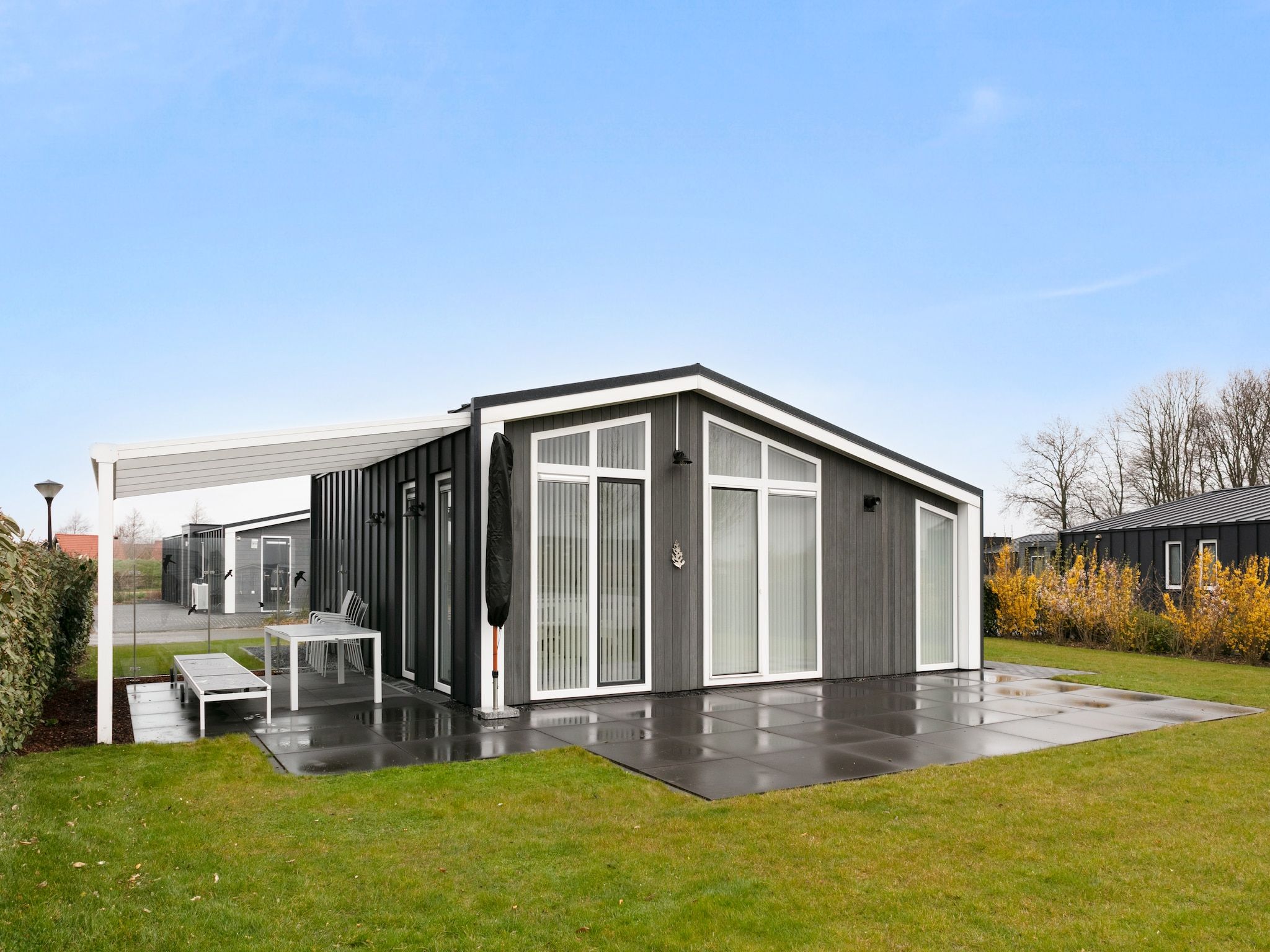 De buitenkant van Water Resort Oosterschelde 56 in Wemeldinge