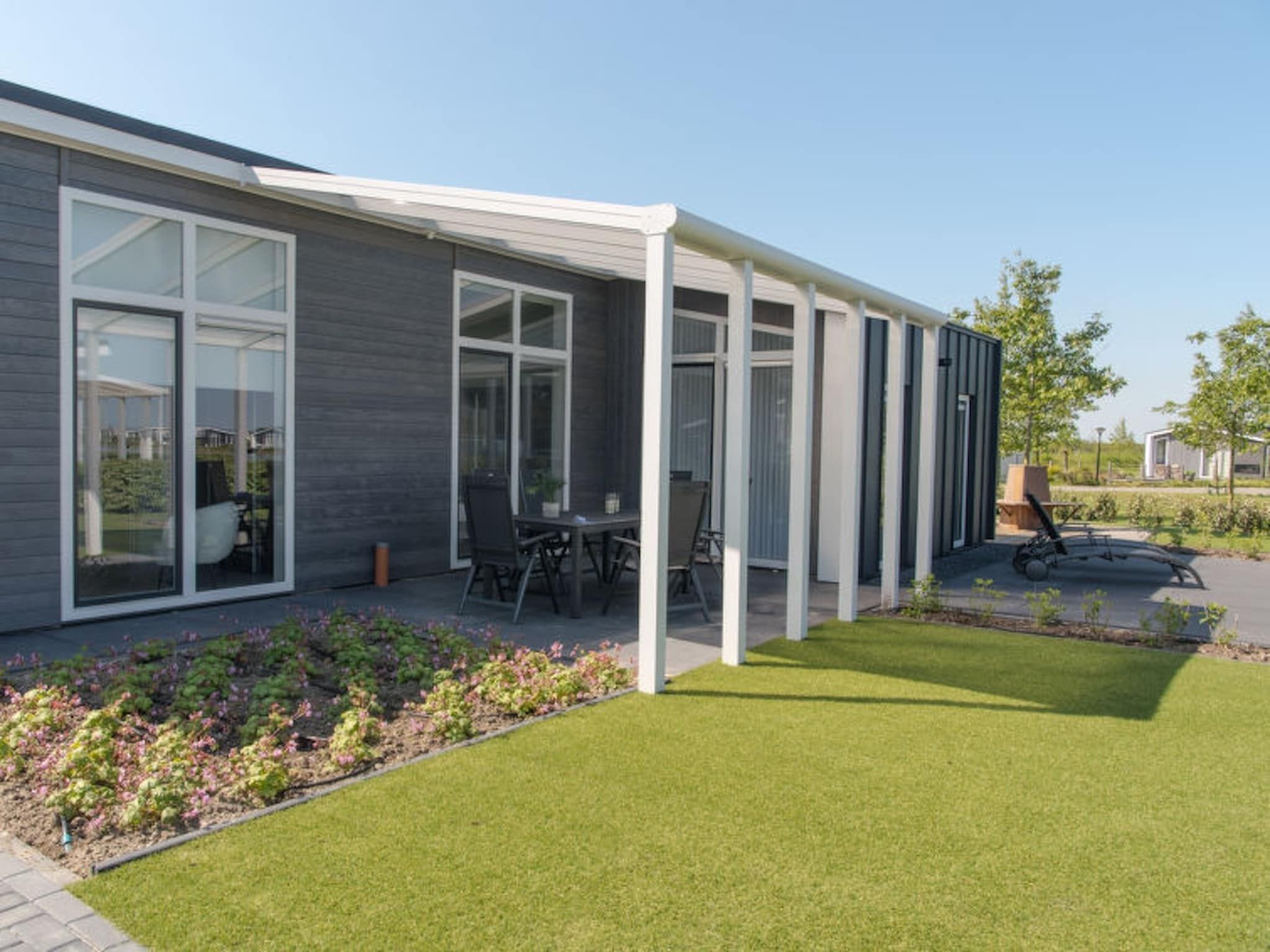 De buitenkant van Water Resort Oosterschelde 68 in Wemeldinge