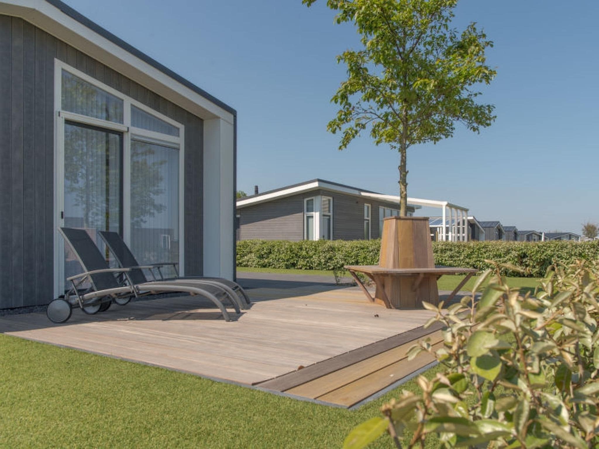 De buitenkant van Water Resort Oosterschelde 68 in Wemeldinge