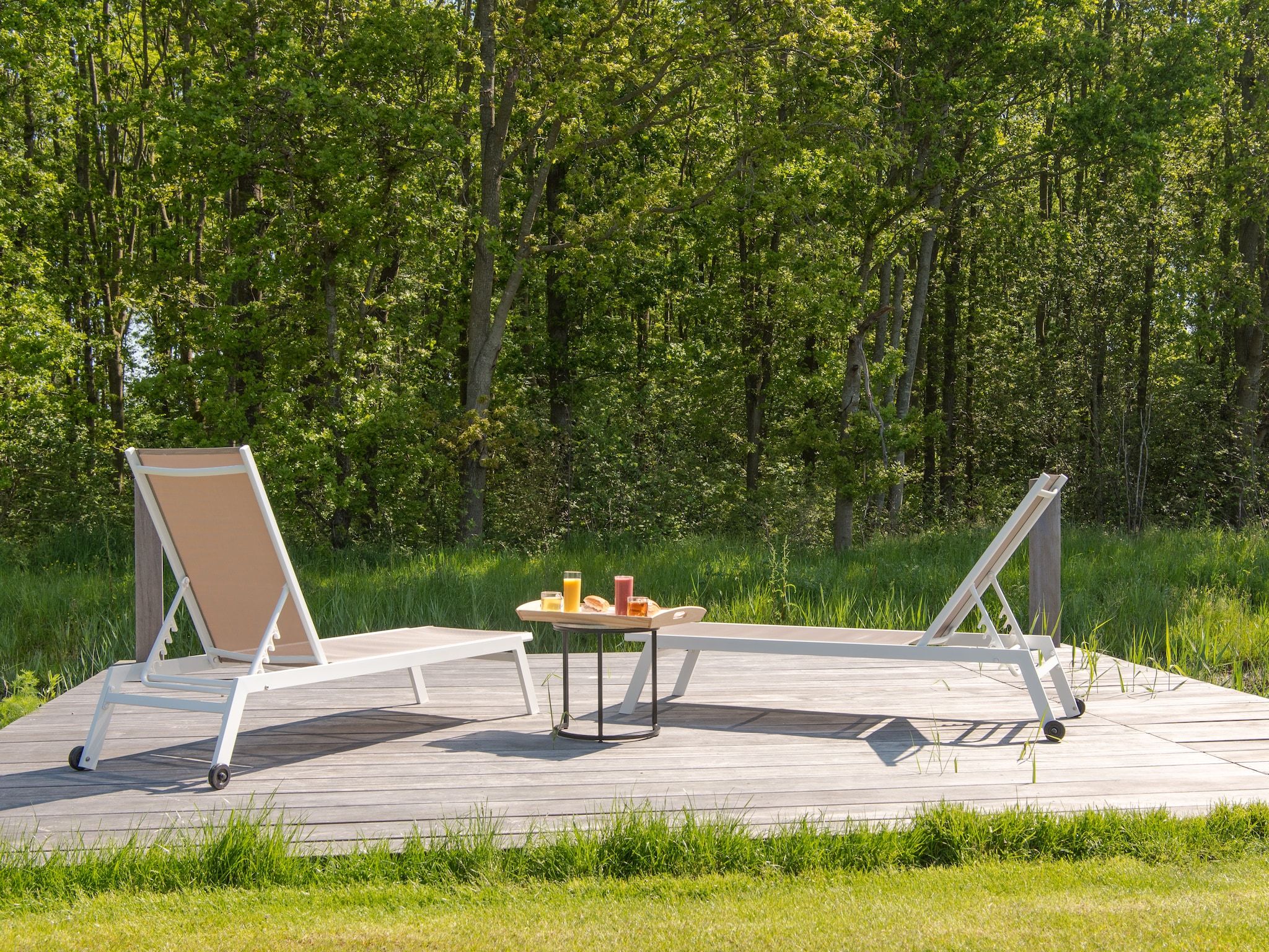 Het terras van Water Resort Oosterschelde 101 in Wemeldinge