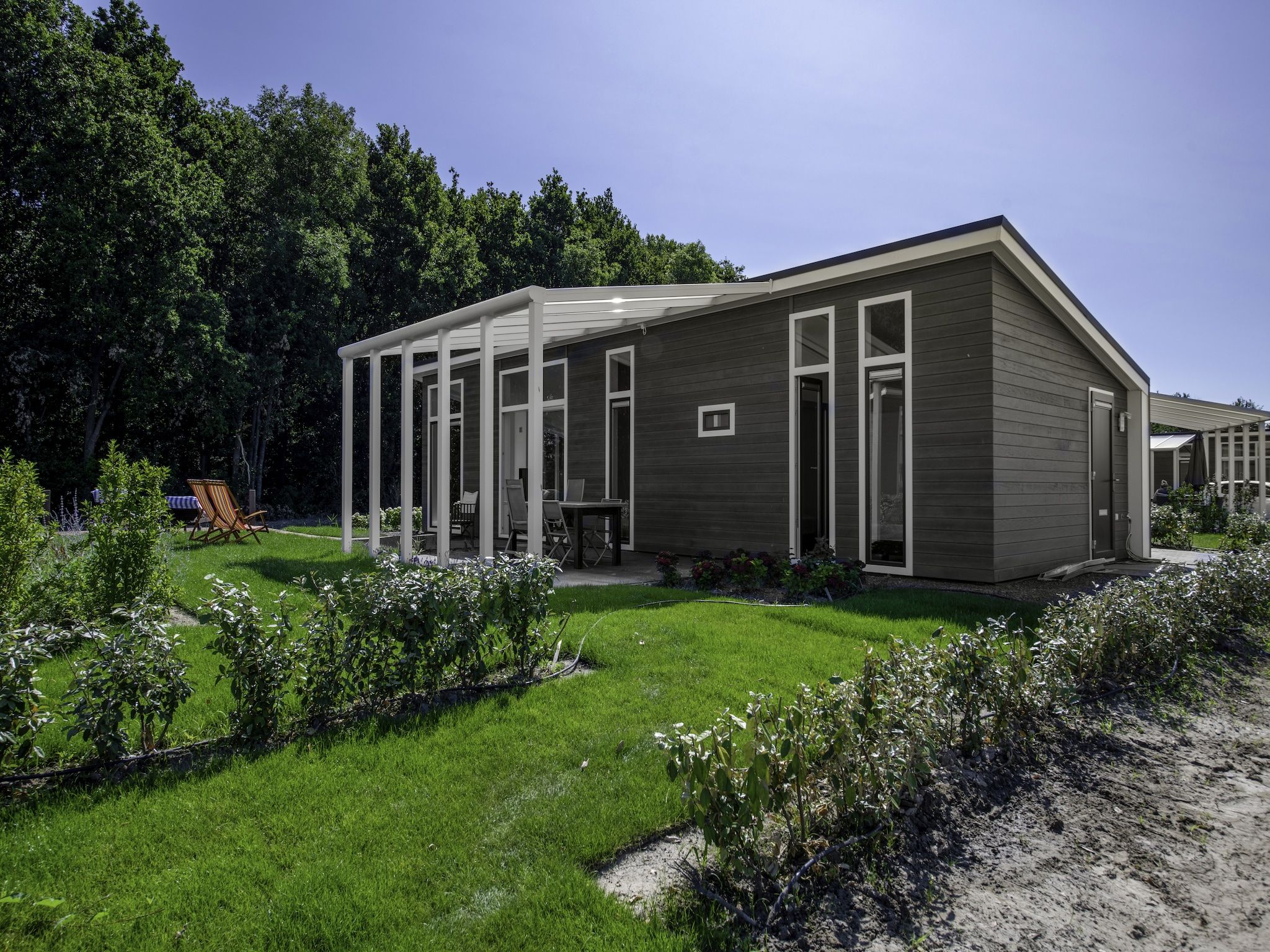 De buitenkant van Water Resort Oosterschelde 101 in Wemeldinge