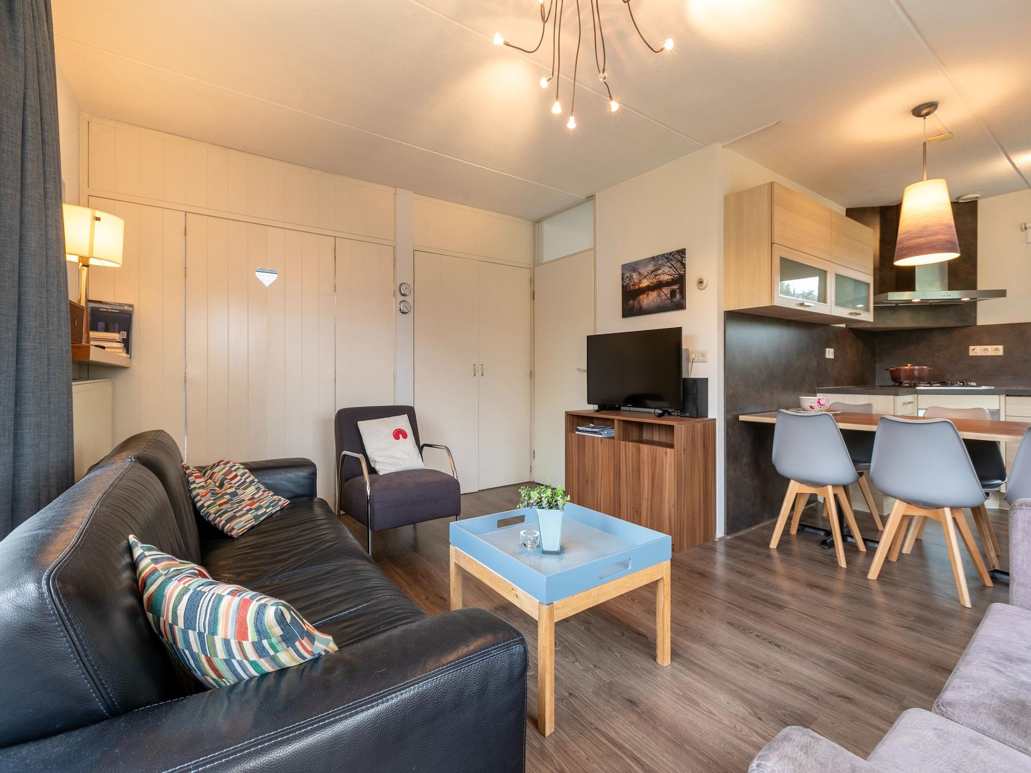 De woonkamer van Buitenplaats It Wiid 8 in Eernewoud