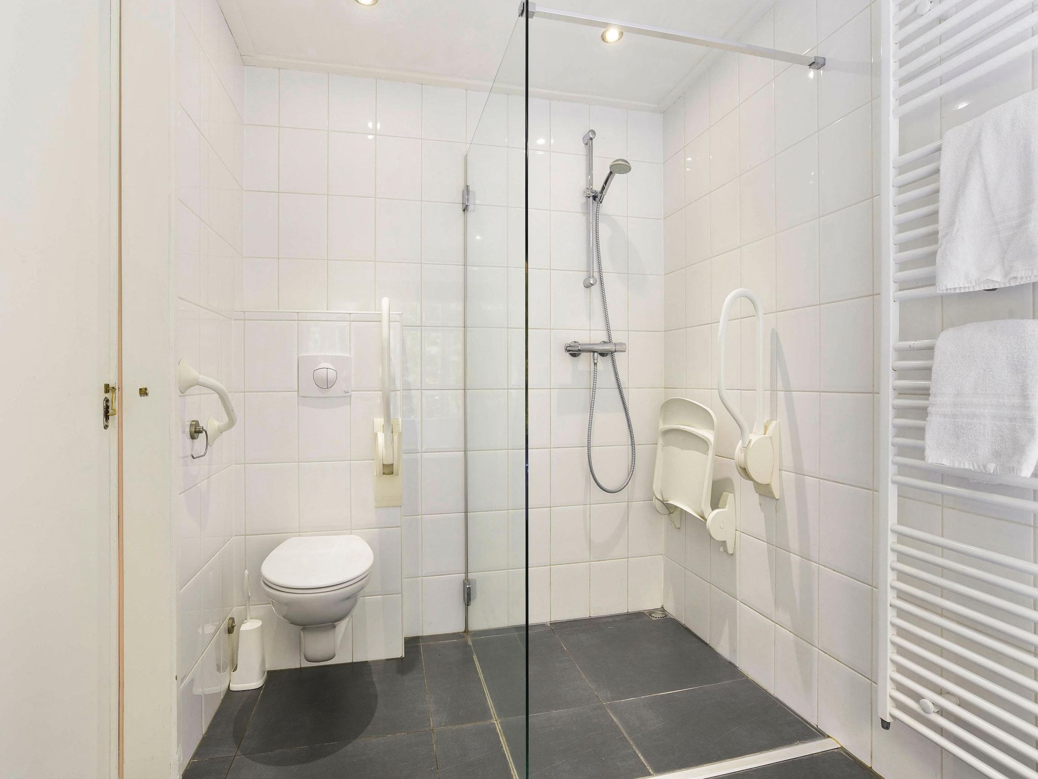 De badkamer van Waterpark De Bloemert 3 in Midlaren