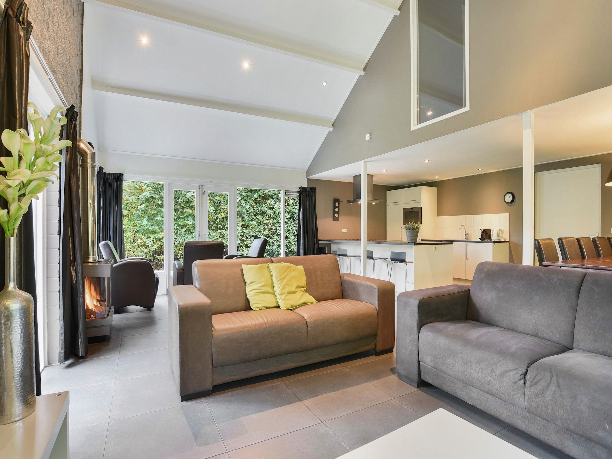 De woonkamer van Waterpark De Bloemert 3 in Midlaren