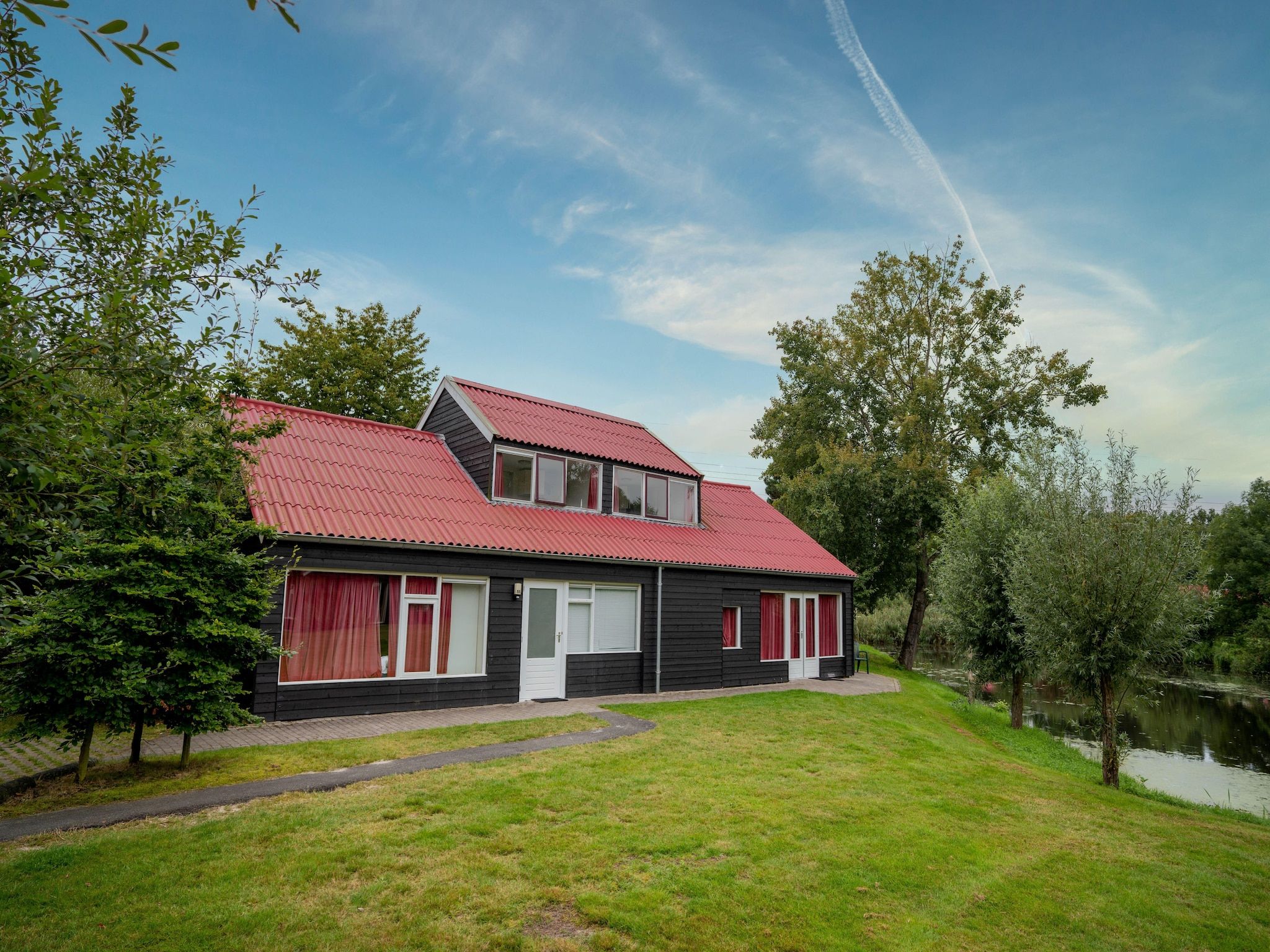 De buitenkant van Waterpark De Bloemert 4 in Midlaren