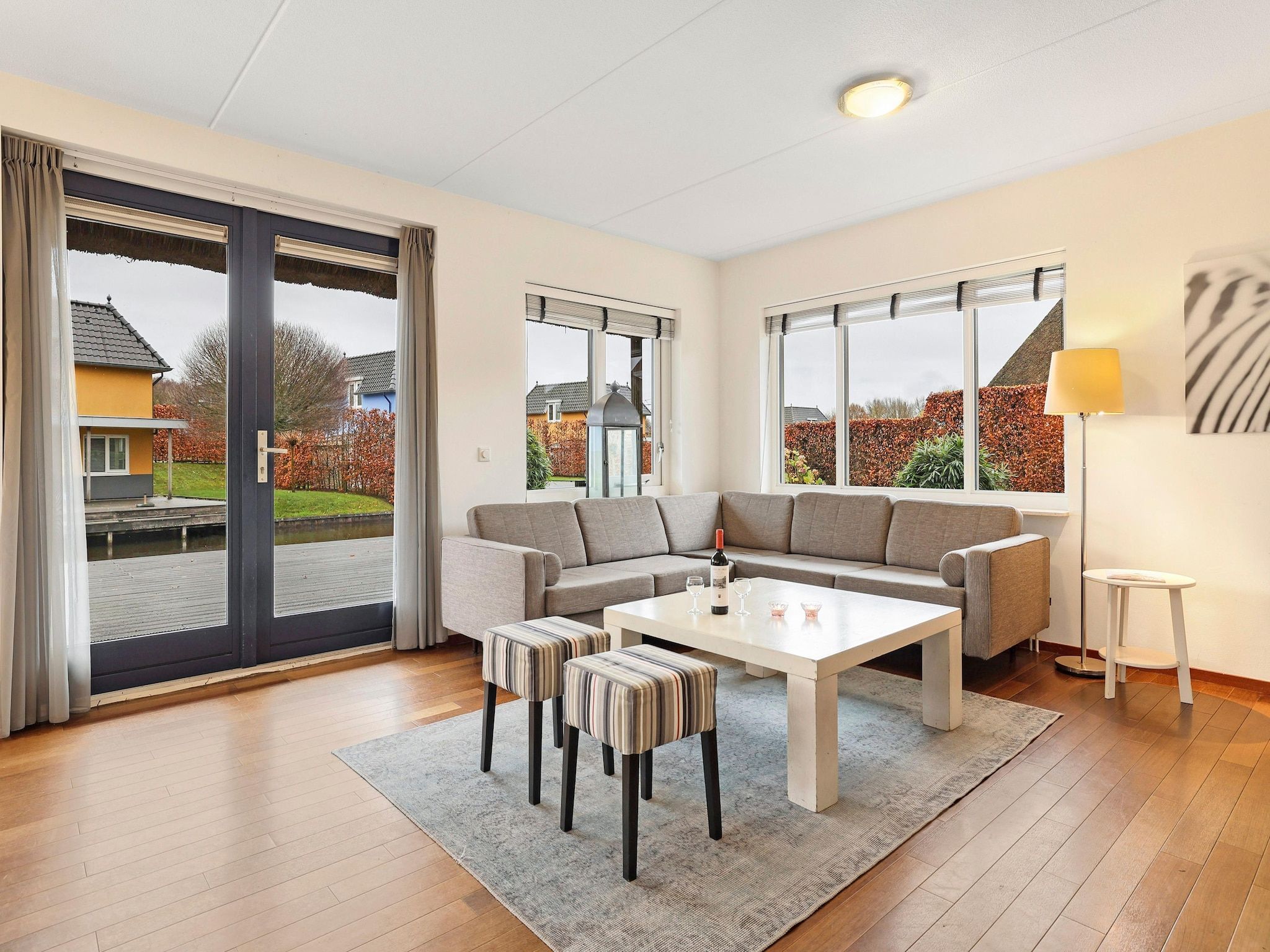 De woonkamer van Waterpark De Bloemert 9 in Midlaren