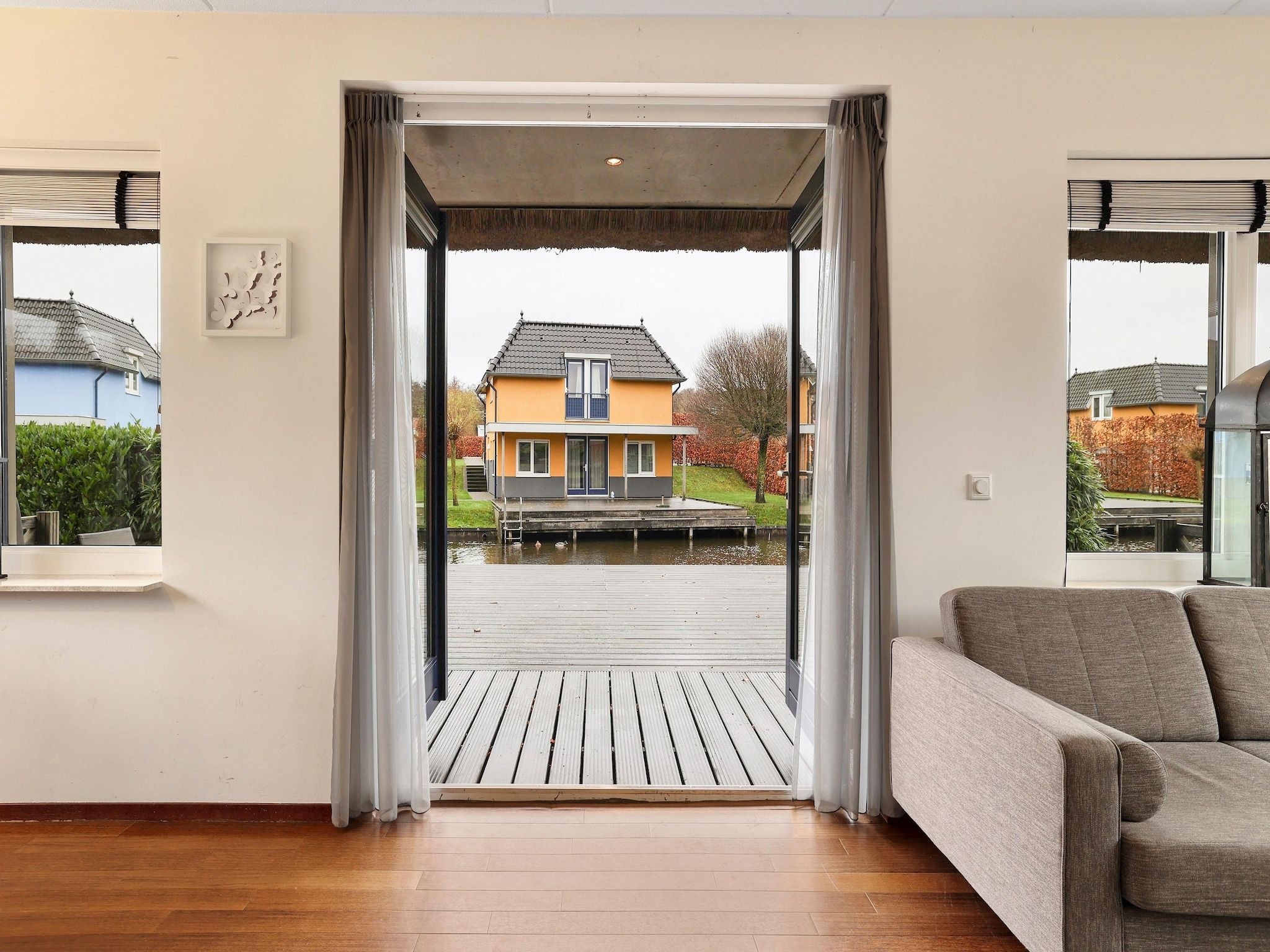 De woonkamer van Waterpark De Bloemert 9 in Midlaren