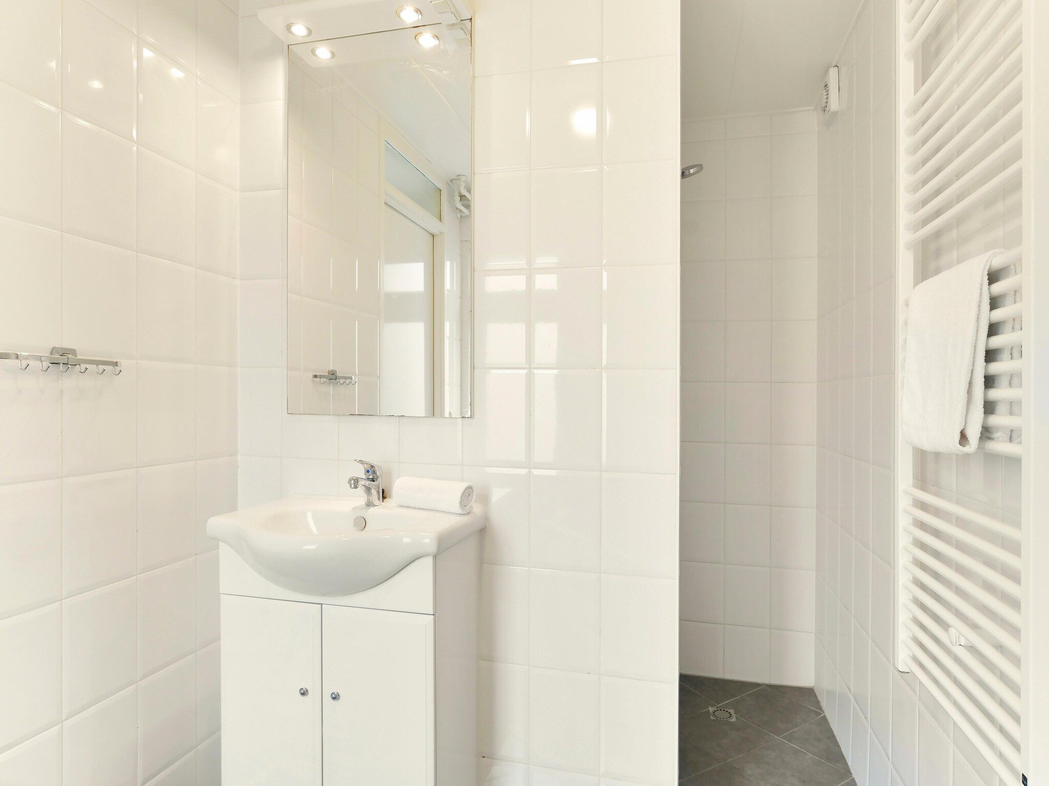 De badkamer van Waterpark De Bloemert 10 in Midlaren