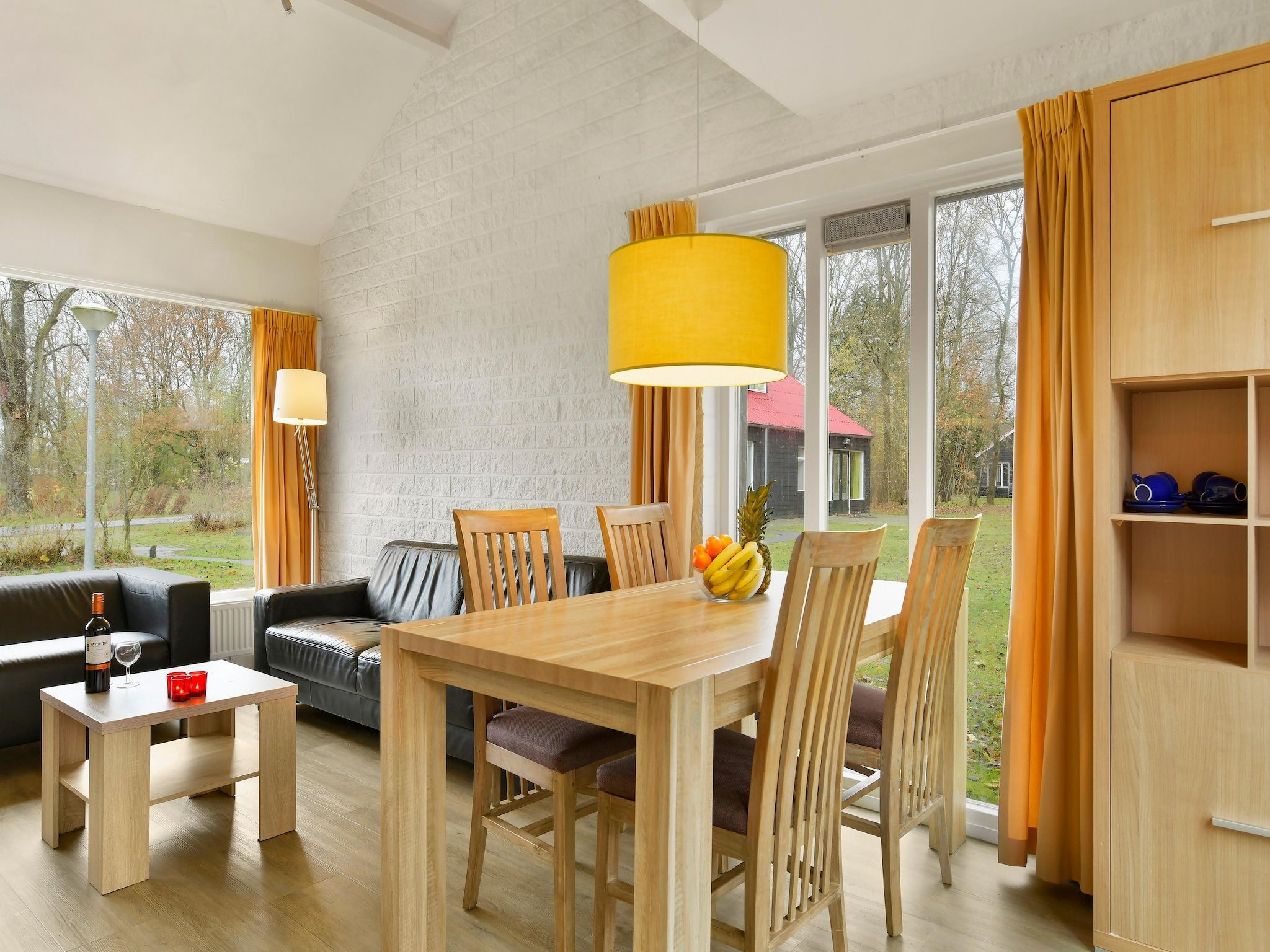 De woonkamer van Waterpark De Bloemert 10 in Midlaren