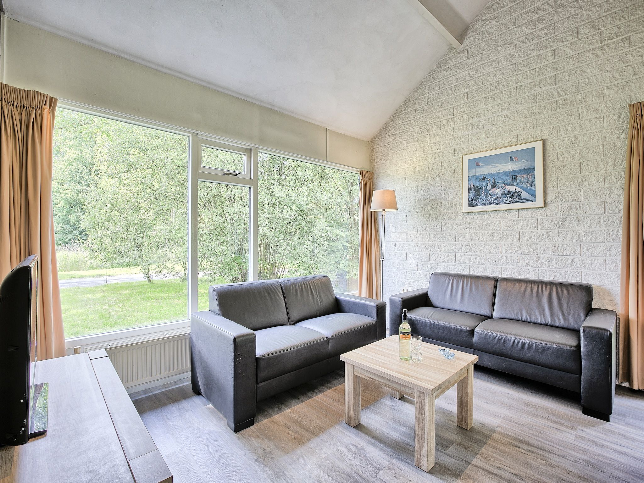 De woonkamer van Waterpark De Bloemert 10 in Midlaren