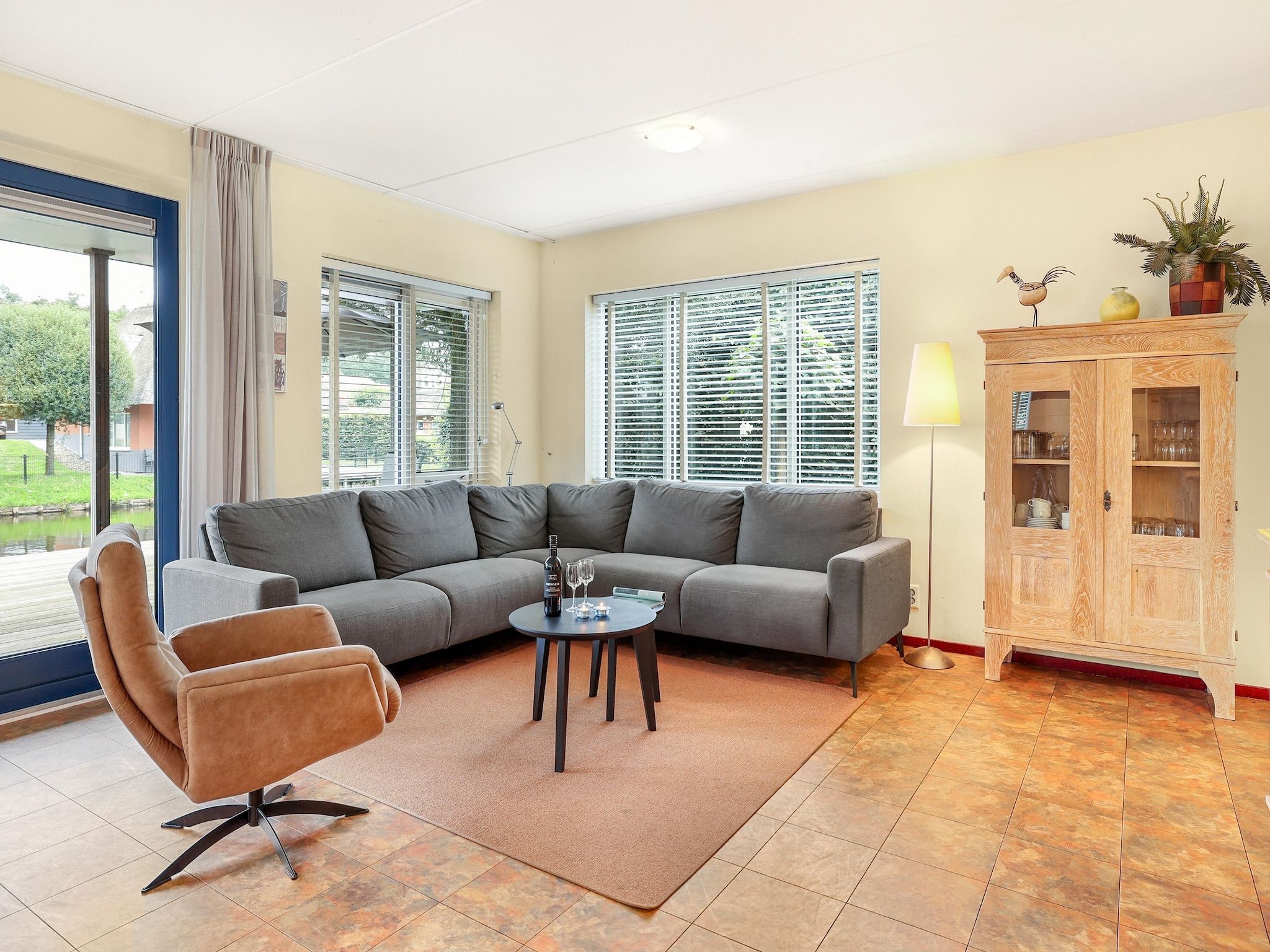 De woonkamer van Waterpark De Bloemert 11 in Midlaren