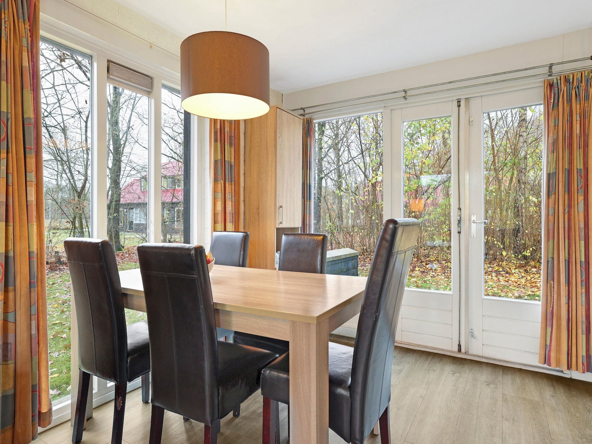De woonkamer van Waterpark De Bloemert 12 in Midlaren